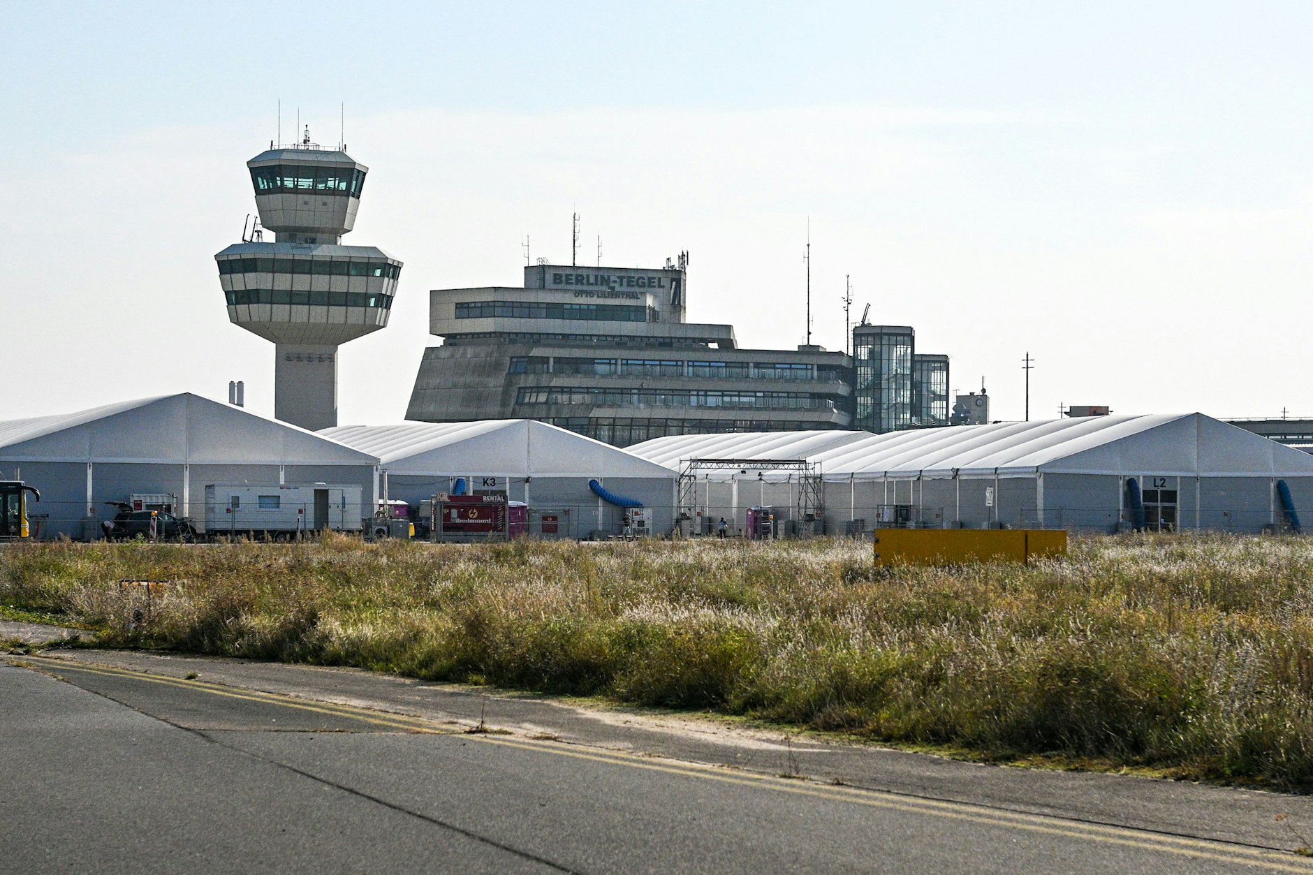 Der ehemalige Flughafen Tegel wird seit drei Jahren als Flüchtlingsunterkunft genutzt.