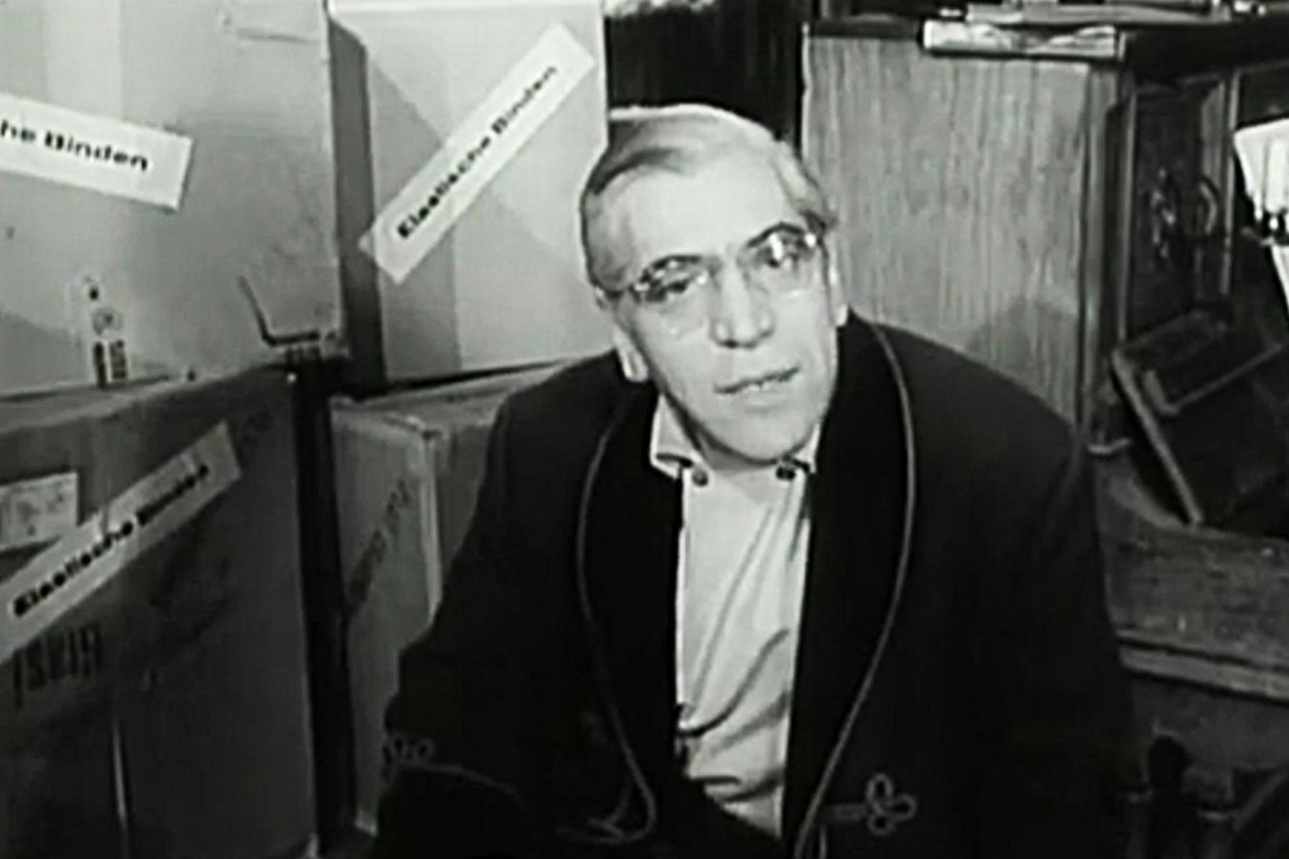 Viele erinnern sich noch heute gern an „Willi Schwabes Rumpelkammer“. In der Sendung im DDR-Fernsehen begrüßte Willi Schwabe Hunderte Male seine Zuschauer.