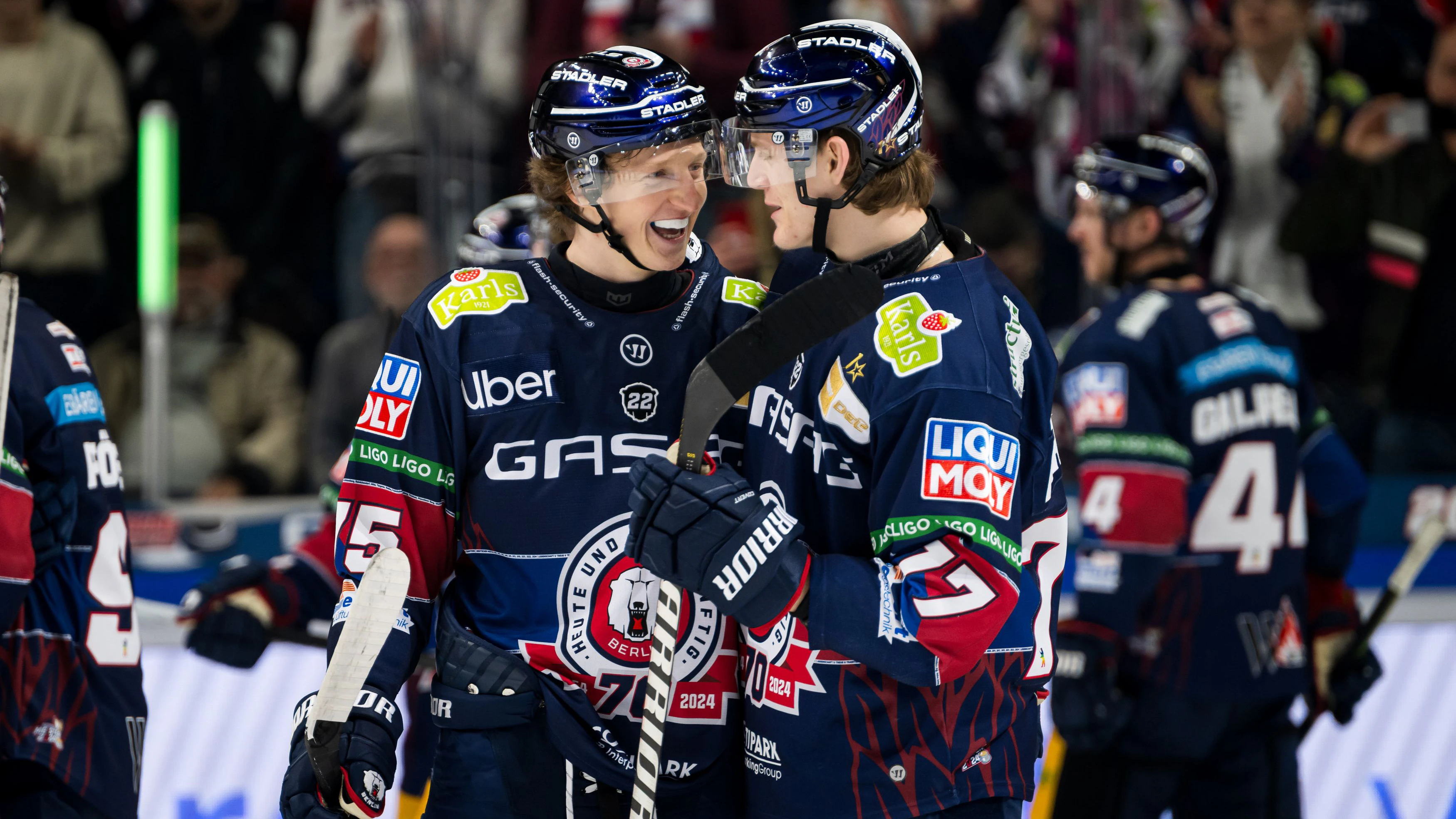 Große Freude: Die Eisbären Norwin Panocha und Eric Hördler feiern den Sieg gegen Straubing.