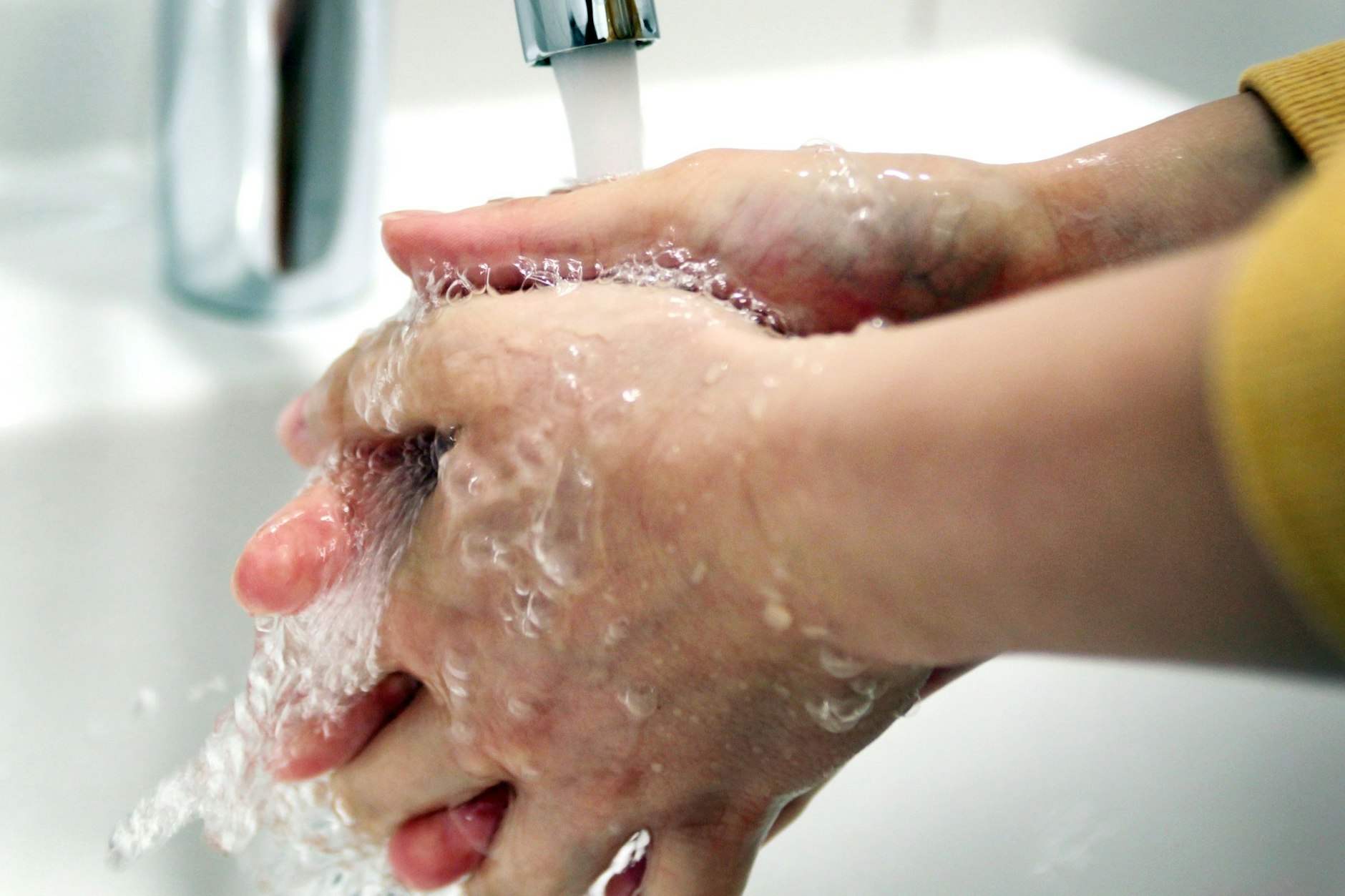 Händewaschen hilft, um sich vor Krankheitskeimen zu schützen.