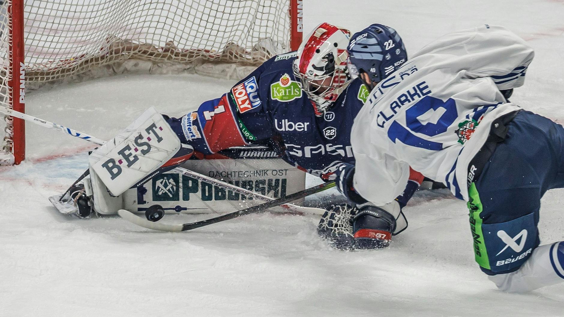 Auch diesen Versuch von Straubings Michael Clarke entschärft Eisbären-Torwart Jonas Stettmer im Spagat mit der Beinschiene.