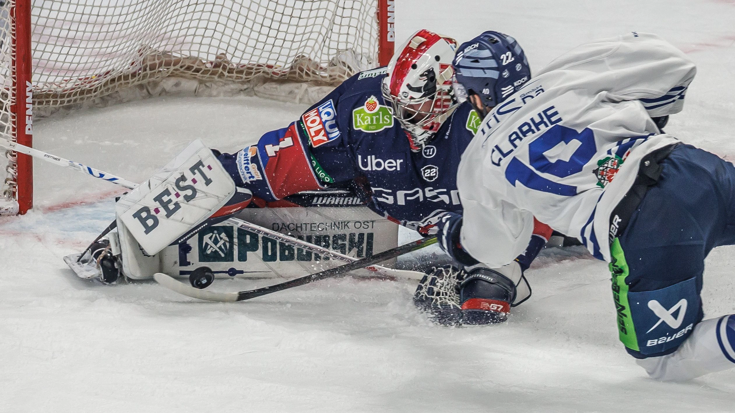 Auch diesen Versuch von Straubings Michael Clarke&nbsp; entschärft Eisbären-Torwart Jonas Stettmer im Spagat mit der Beinschiene.