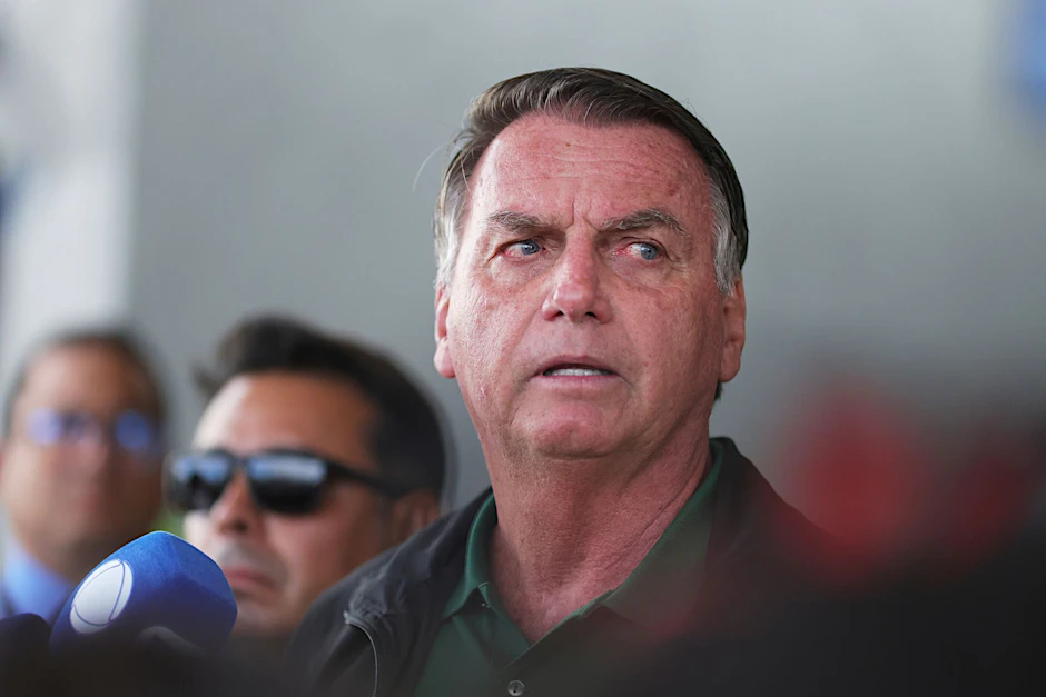 Brasiliens ehemaliger Präsident Jair Bolsonaro kommt auf dem internationalen Flughafen von Brasilia in Brasilien an und spricht zu Medienvertretern.