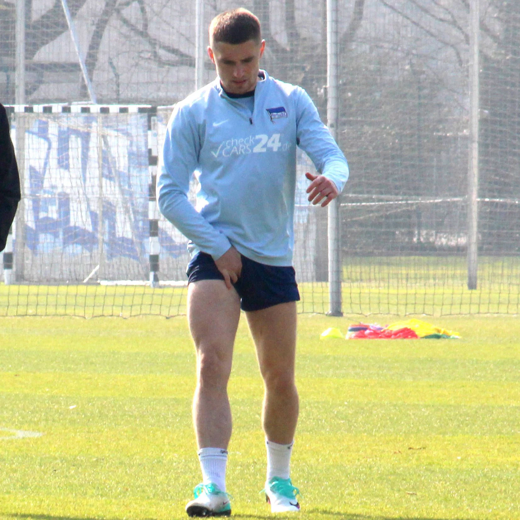 Herthas rechter Verteidiger Jonjoe Kenny brach das Training mit Schmerzen in der Leiste ab.