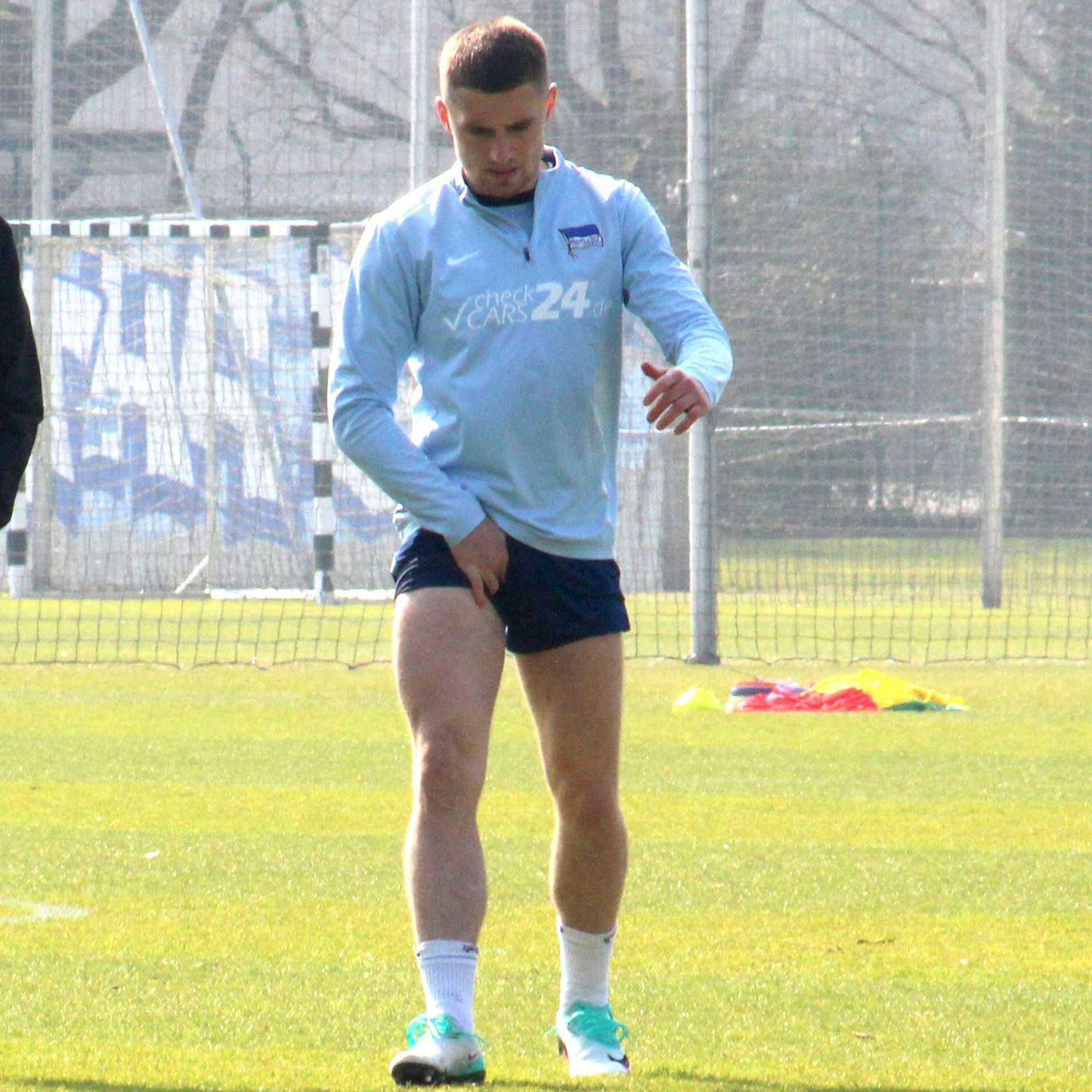 Herthas rechter Verteidiger Jonjoe Kenny brach das Training mit Schmerzen in der Leiste ab.