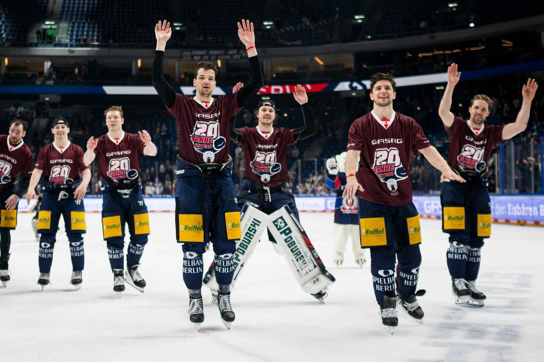 Hoch die Tassen ist noch nicht, aber hoch die Hände geht schon: Die Eisbären Berlin feiern den Halbfinal-Einzug mit ihren Fans.