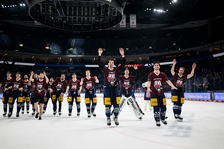 Hoch die Tassen ist noch nicht, aber hoch die Hände geht schon: Die Eisbären Berlin feiern den Halbfinal-Einzug mit ihren Fans.
