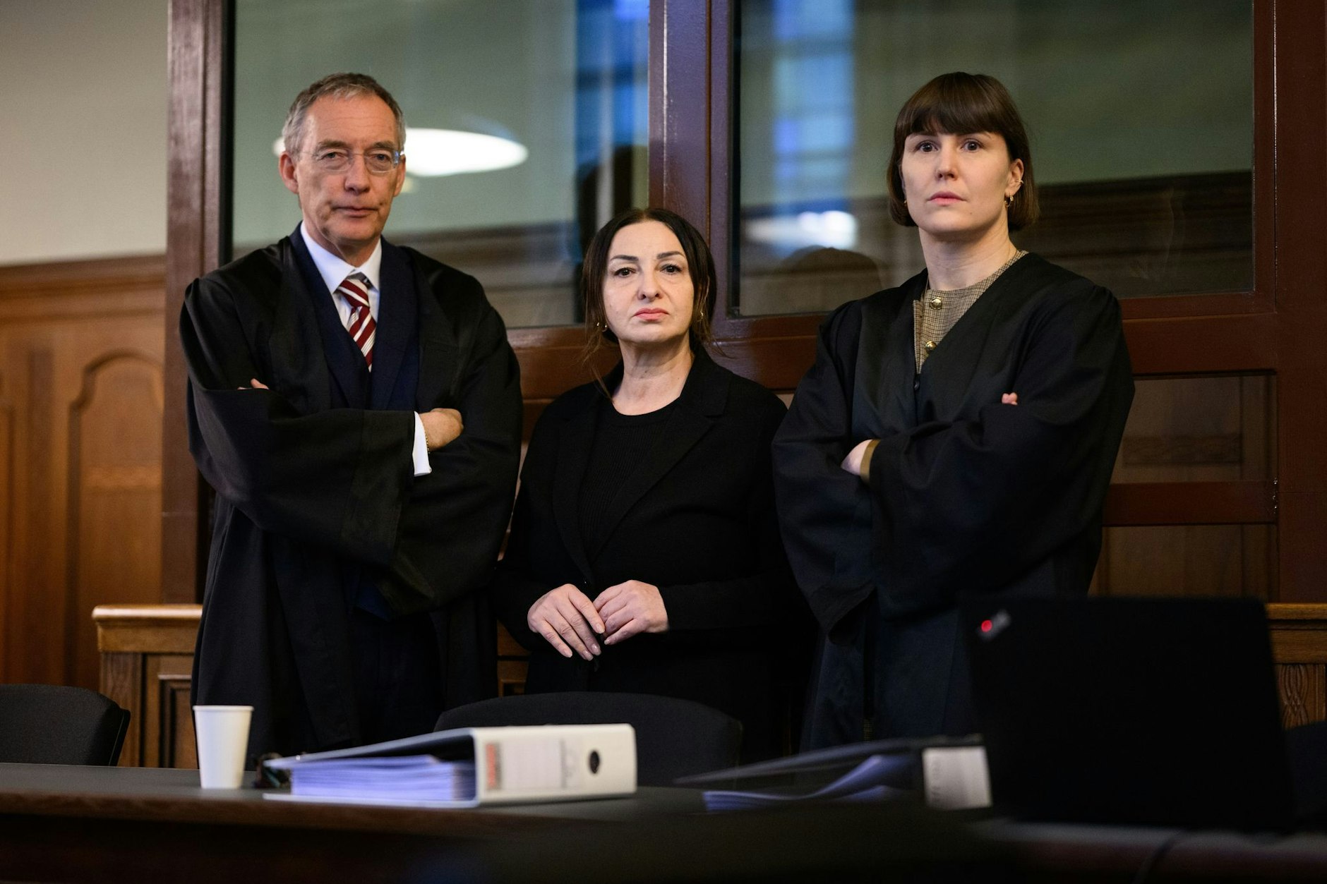 Ex-Senatorin Dilek Kalayci (SPD) mit ihren Anwälten Robert Unger und Sophia Zabel im Gerichtssaal.
