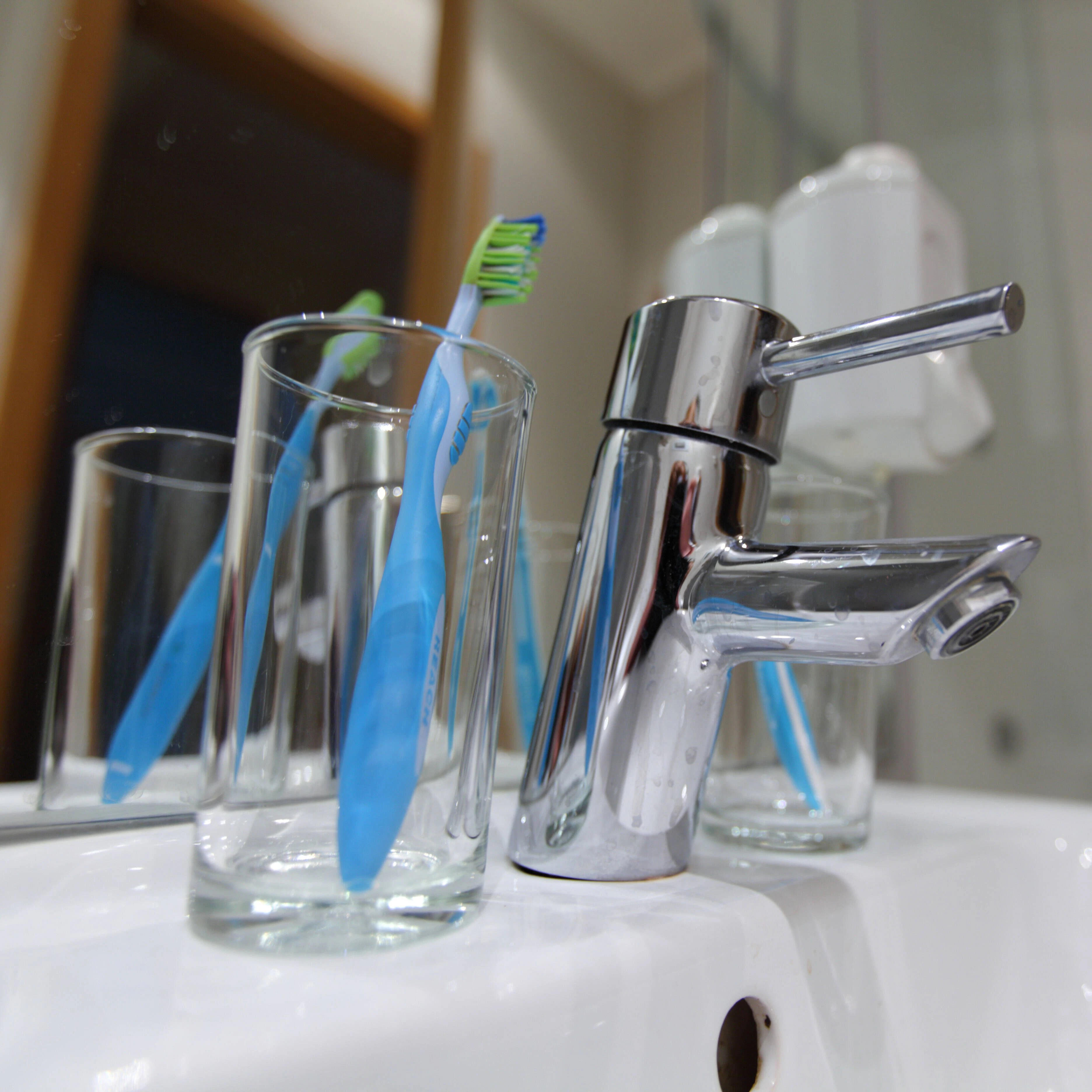 Die Zahnbürste sollte nicht zu nah an der Toilette aufbewahrt werden - und besser aufrecht stehen, damit das Wasser aus dem Bürstenkopf ablaufen kann.