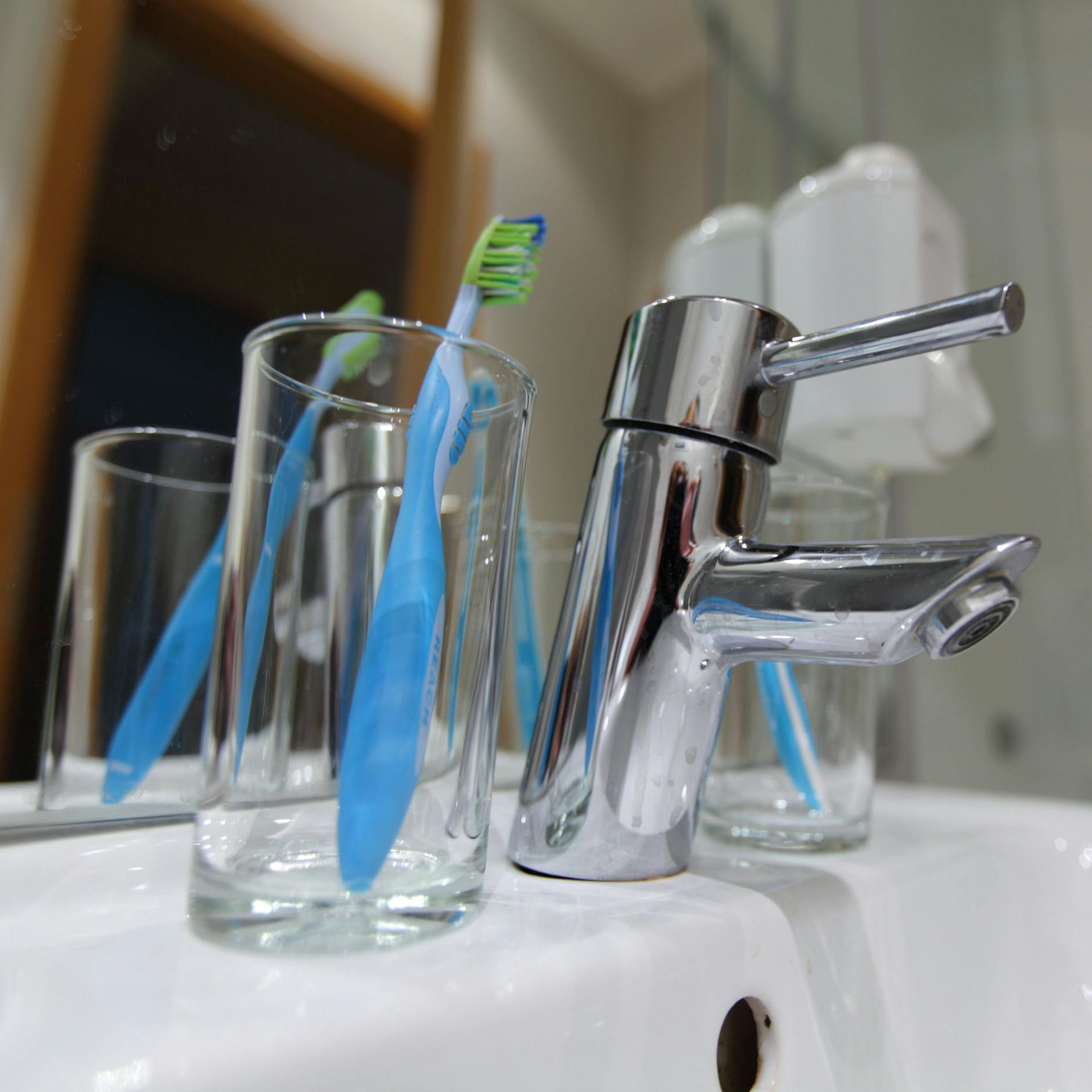 Die Zahnbürste sollte nicht zu nah an der Toilette aufbewahrt werden - und besser aufrecht stehen, damit das Wasser aus dem Bürstenkopf ablaufen kann.