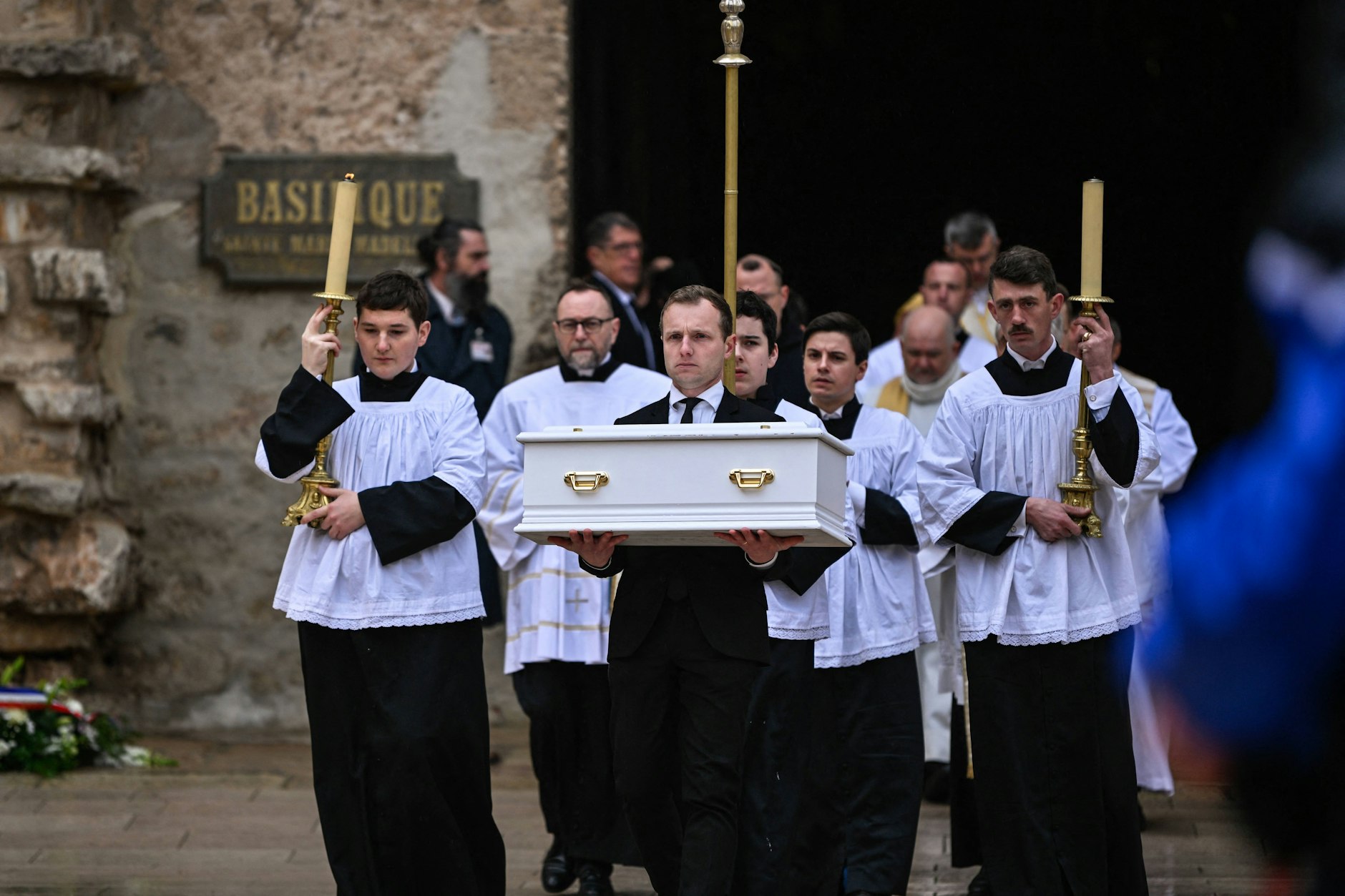Die Beerdigung von Émile fand erst am 8. Februar 2025 in Saint-Maximin-la-Sainte-Baume, Südfrankreich, statt.