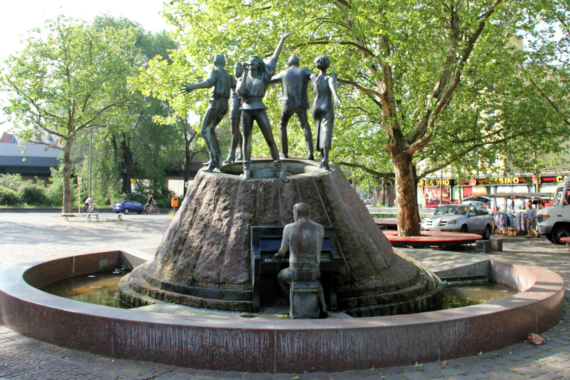 „Tanz auf dem Vulkan“ auf dem Nettelbeckplatz in Wedding. Irgendwie passend.