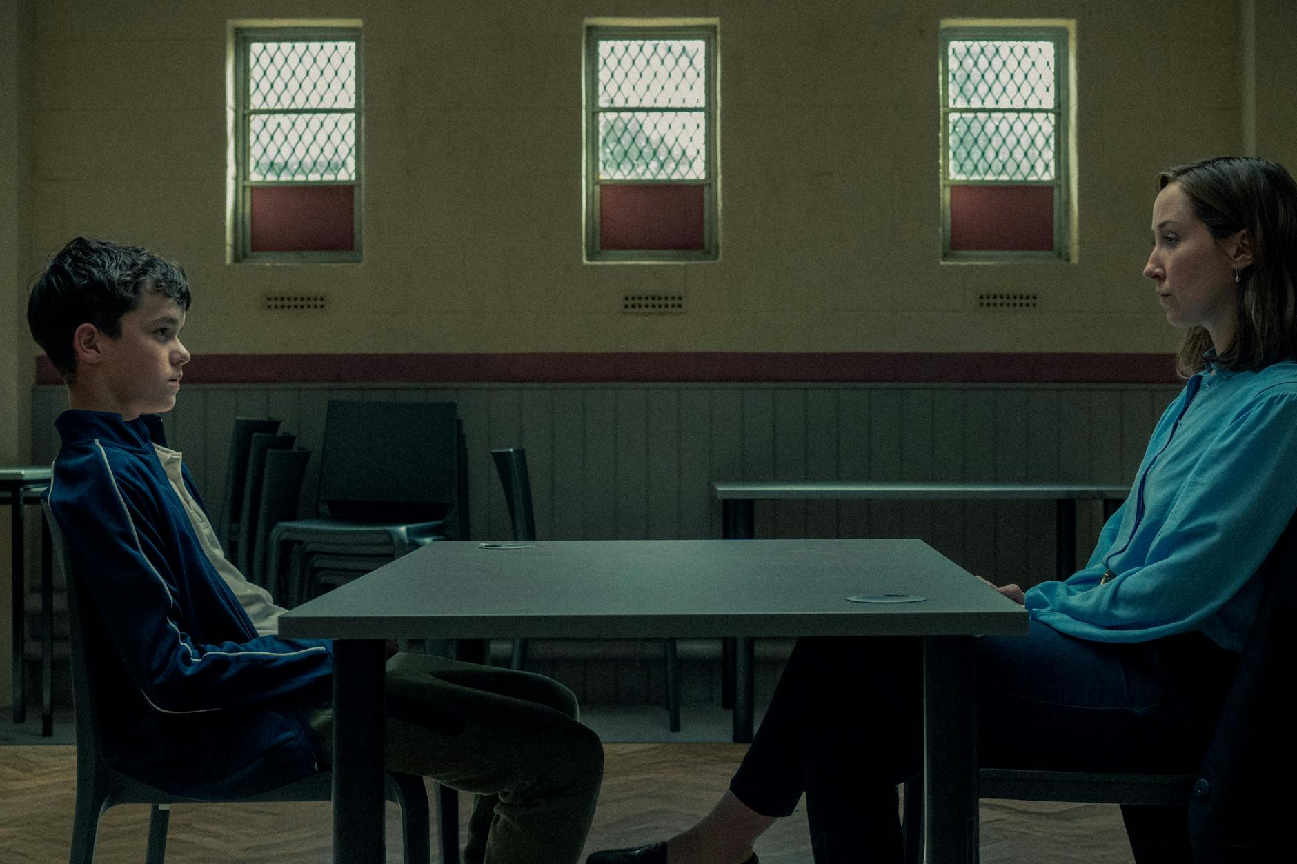 Jamie Miller (Owen Cooper) wird in der dritten Folge von Psychologin Briony Ariston (Erin Doherty) verhört.