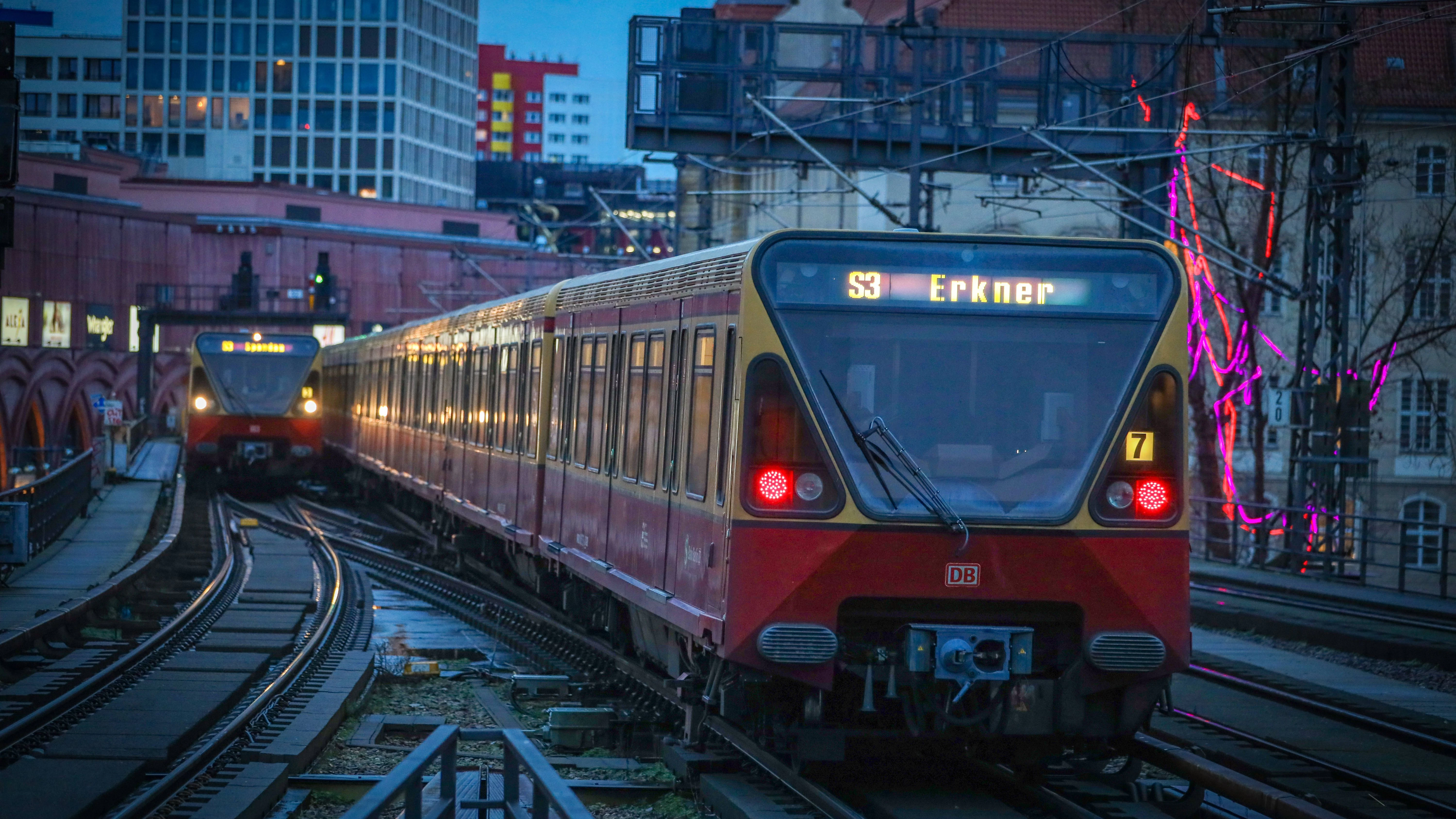 Fahrgäste kommen zwischen Friedrichshagen und Ostbahnhof jetzt noch schneller von A nach B - wenn sie den richtigen Zug erwischen.