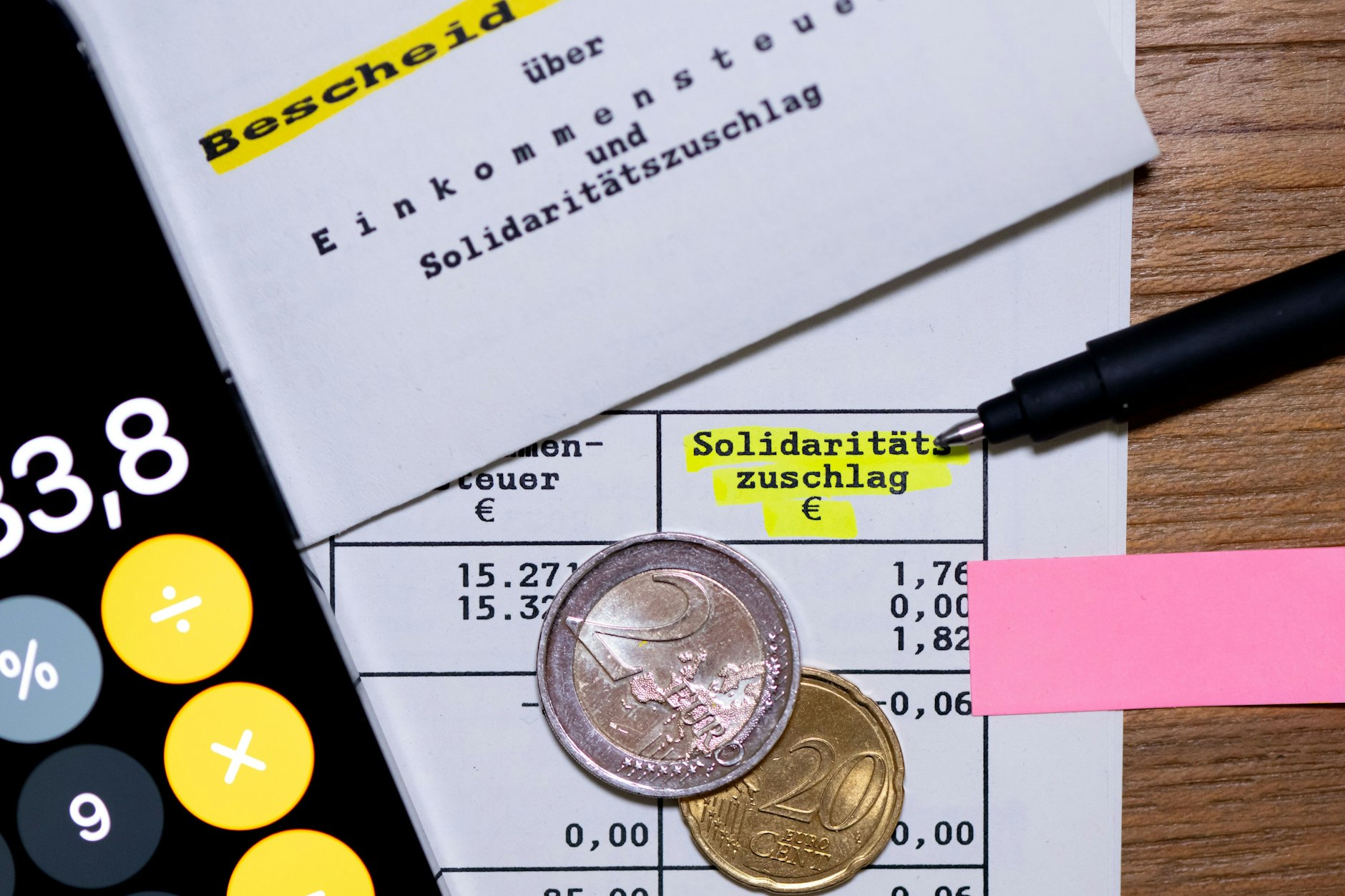 Die Richter des BVG wiesen eine Verfassungsbeschwerde von sechs FDP-Politikern gegen den 1995 eingeführten Solidaritätszuschlag, der damals die Kosten der Wiedervereinigung finanzieren sollte, ab. Nach Ansicht der Beschwerdeführer ist die Weitererhebung des Solidaritätszuschlags seit Auslaufen des sogenannten Solidarpakts II im Dezember 2019 verfassungswidrig. Das sahen die Richter anders.