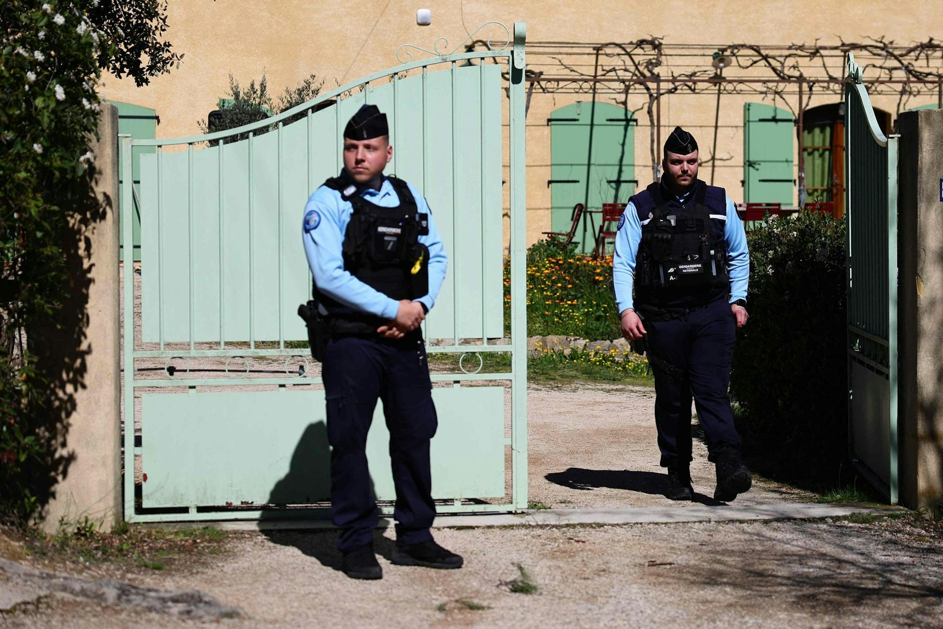 Gendarmen stehen vor dem Wohnsitz der Großeltern in La Bouilladisse – knapp zwei Stunden vom Bergdorf Le Vernet entfernt, wo Émile verschwand.