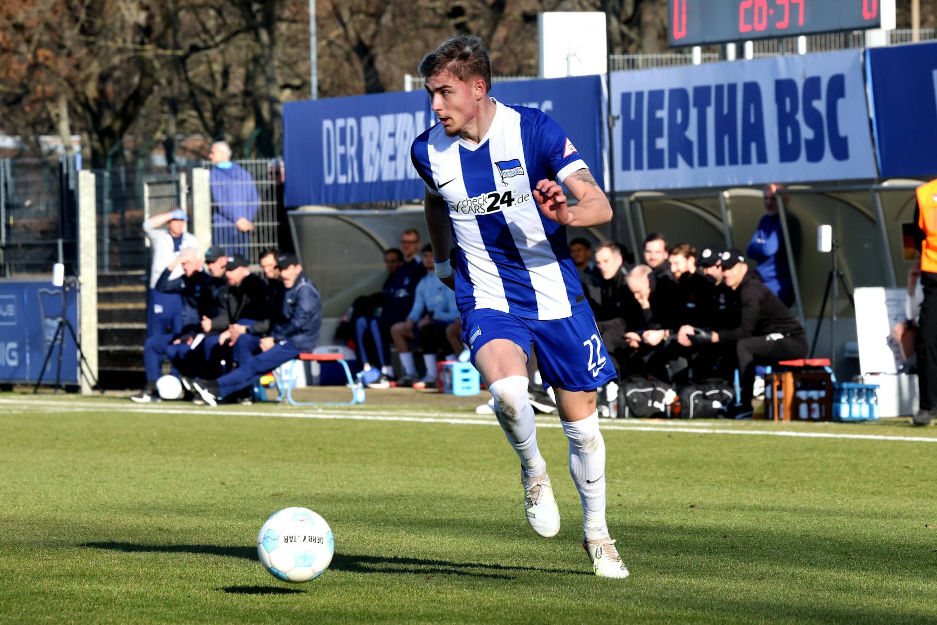 Herthas Marten Winkler wird von Trainer Stefan Leitl gerade von rechts auf links umgeschult.