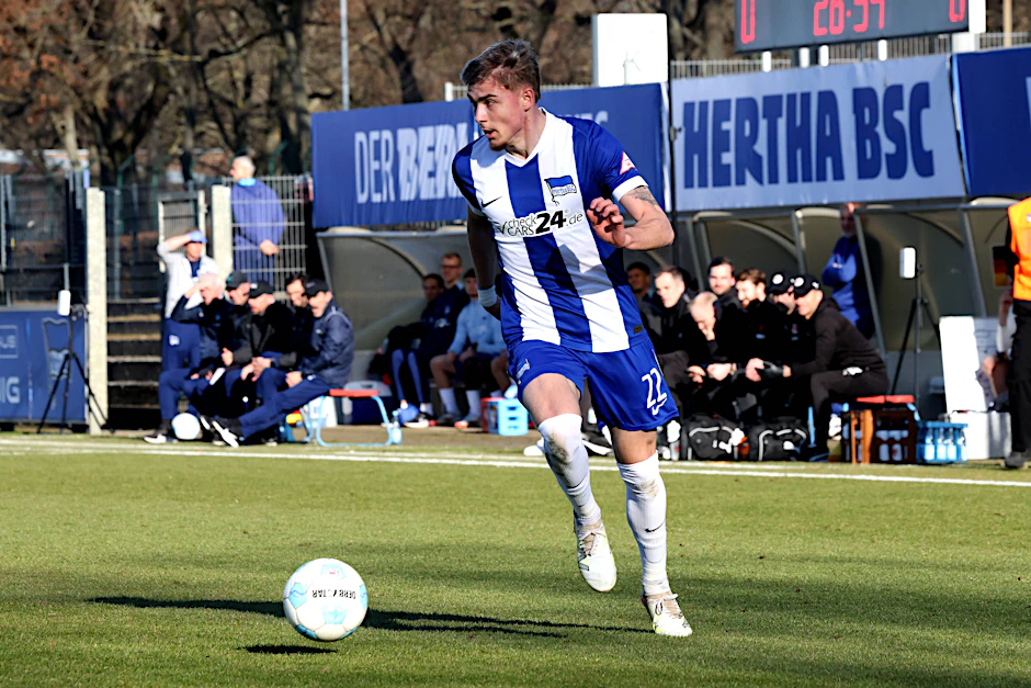 Herthas Marten Winkler wird von Trainer Stefan Leitl gerade von rechts auf links umgeschult.