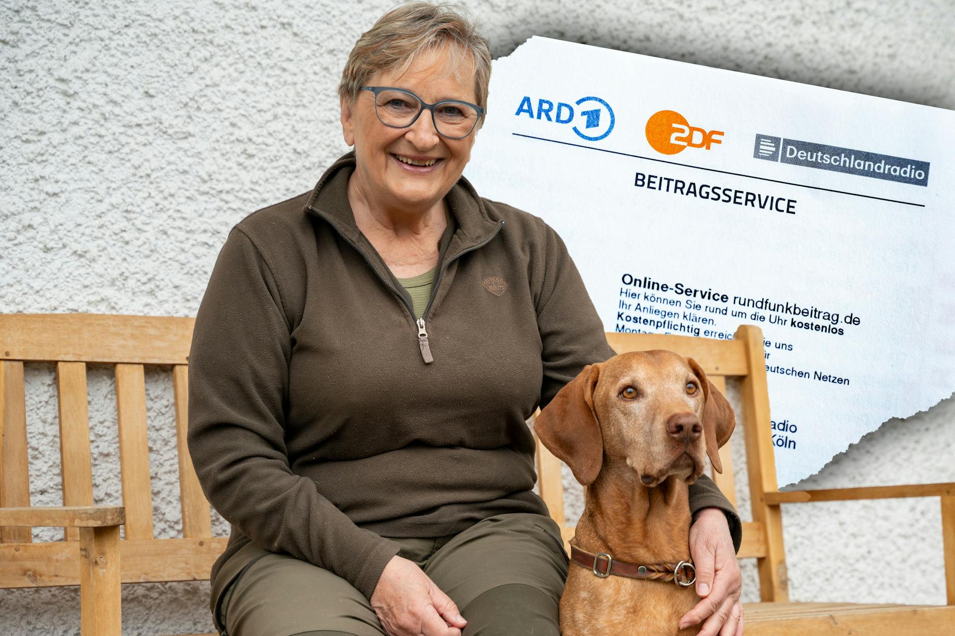 Jutta Zedelmaier mit ihrem Hund Urax. Der bekam ein Schreiben, sollte Angaben über seine Betriebsstätte machen - und GEZ zahlen.