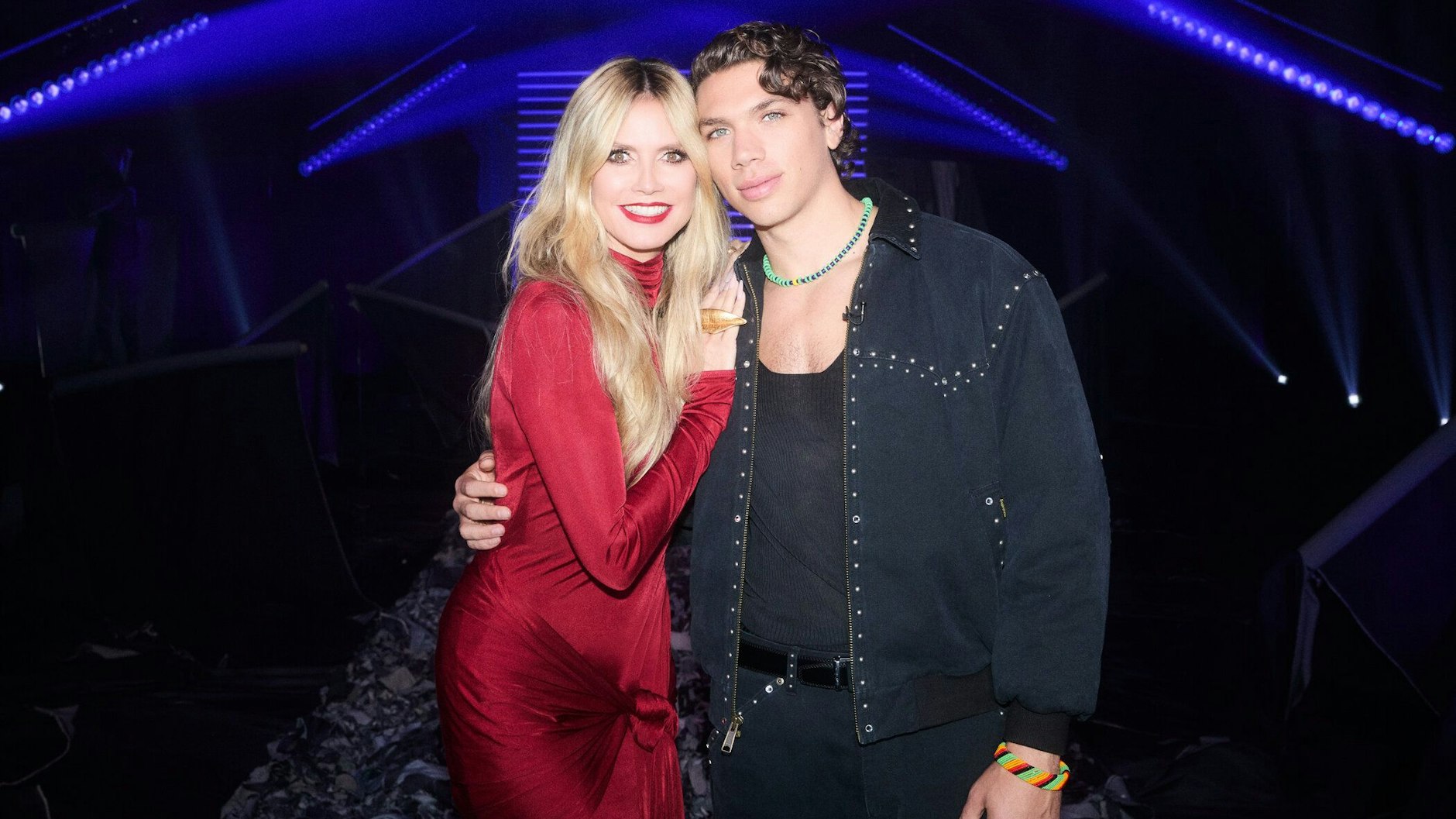In der zwölften Folge GNTM ist Elias Becker Heidi Klums Gastjuror.