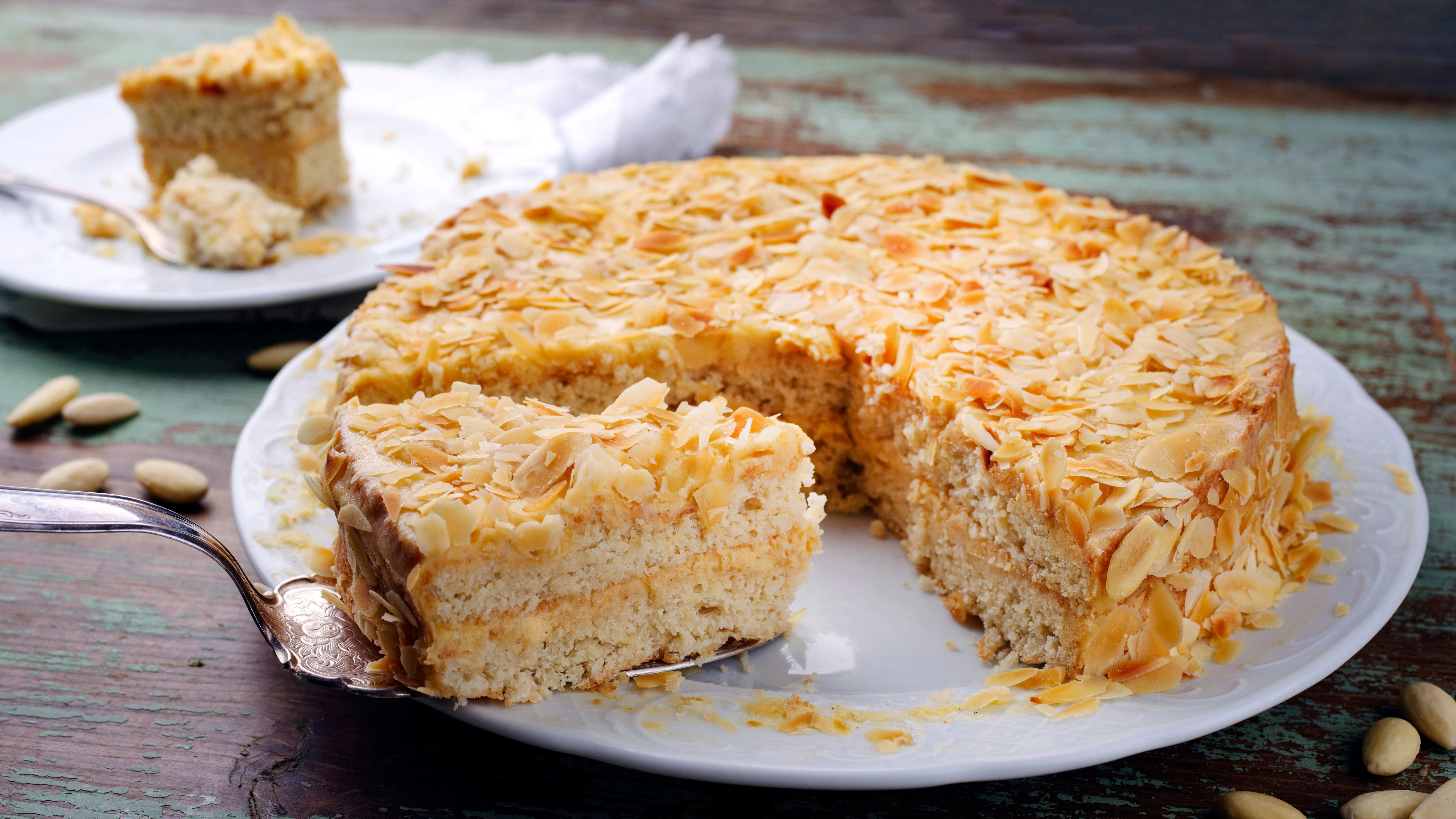 Wer will, dass die Schwedische Mandeltorte wie in „Das große Promibacken“ etwas höher wird, kann die Böden halbieren und sie mit der Creme füllen.