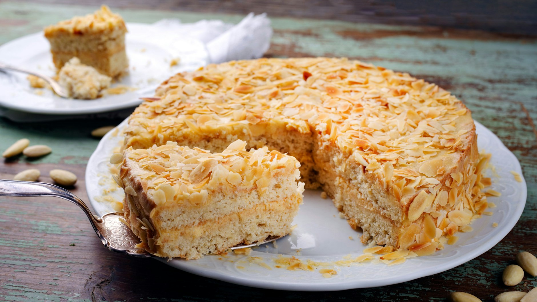 Wer will, dass die Schwedische Mandeltorte wie in „Das große Promibacken“ etwas höher wird, kann die Böden halbieren und sie mit der Creme füllen.