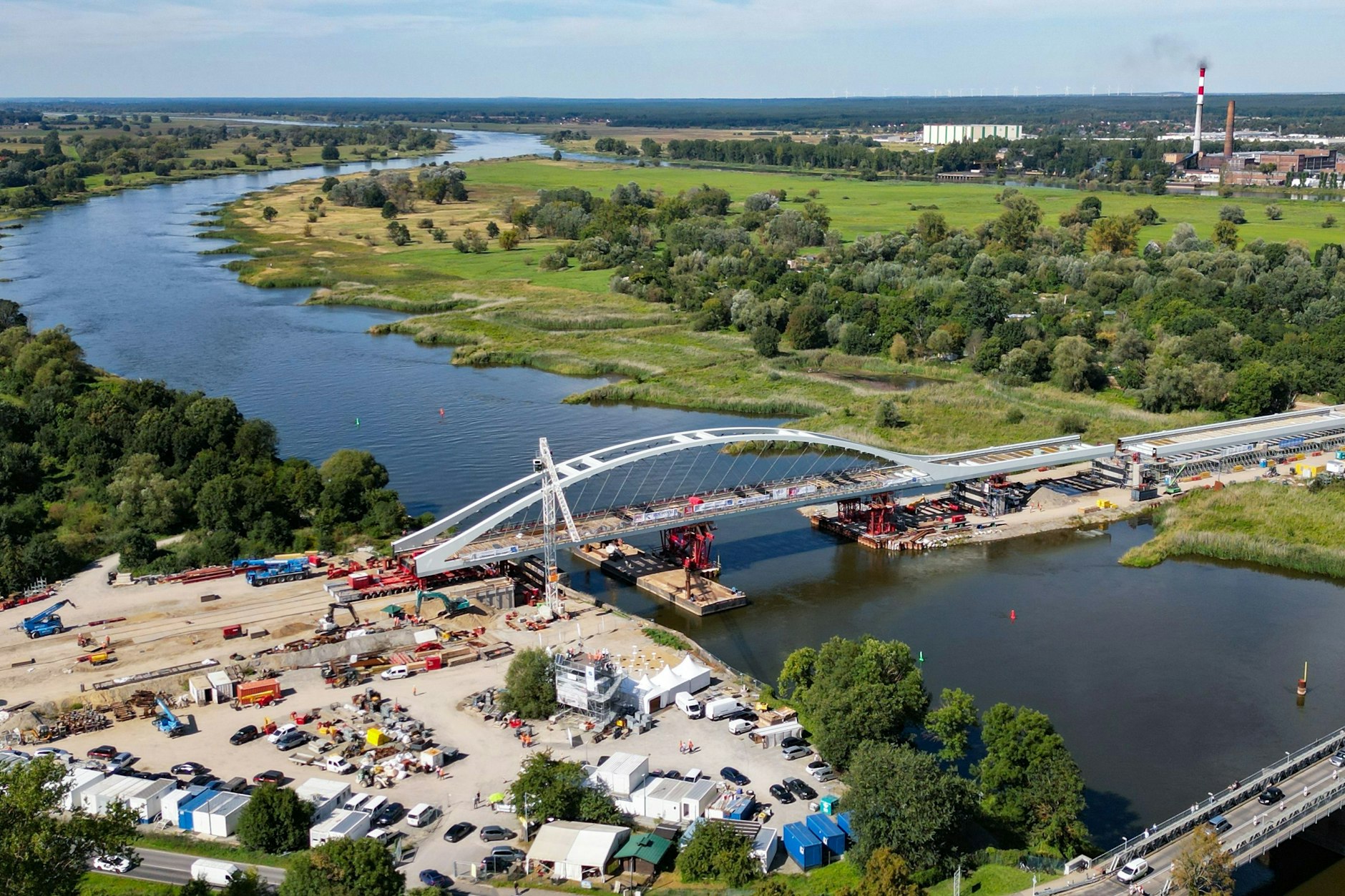 Die Ostbahn führt über die Oder bis nach Polen und soll weiter ausgebaut werden.