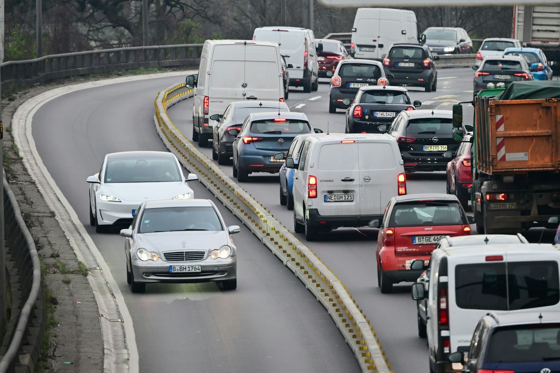 Autos fahren auf der A100 an der Messe auf der Umgehung für die gesperrte Ringbahnbrücke.