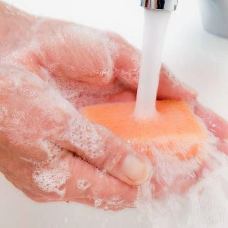 Nicht die Wassertemperatur, sondern Seife und die richtige Waschmethode sorgen für saubere Hände.