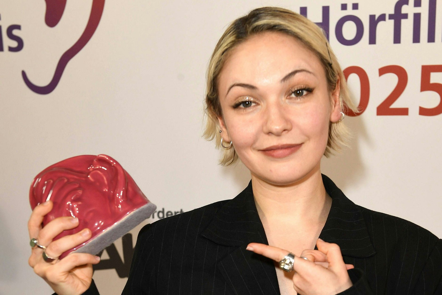 Hauptdarstellerin Emma Nova („Vena“) mit dem Hörfilmpreis ADele.