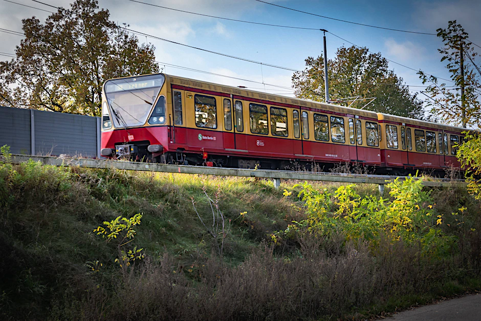 Auf der S-Bahn-Linie S3 in Berlin fahren ab Montag wieder häufiger Expresszüge. Fahrgäste kommen noch schneller von A nach B.