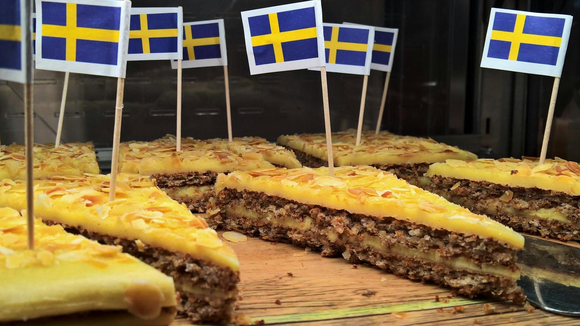 Schwedische Mandeltorte ist ein echter Klassiker – wer sie richtig flach haben möchte, backt nur einen Boden und streicht diesen mit der Creme ein. So funktioniert auch unser Rezept.