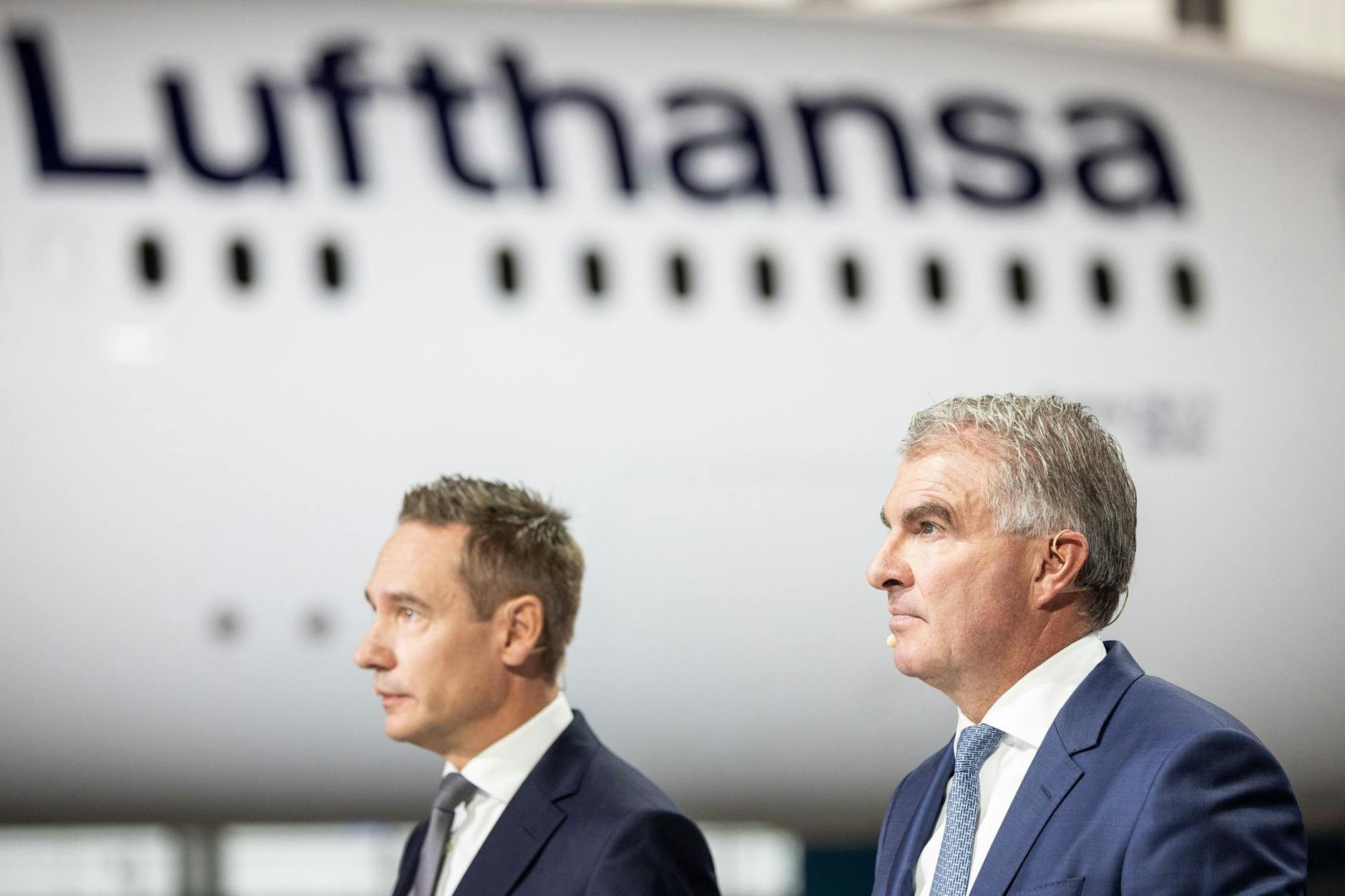 Carsten Spohr, Vorstandsvorsitzender der Deutschen Lufthansa (r.) und Jens Ritter, CEO von Lufthansa Airlines.