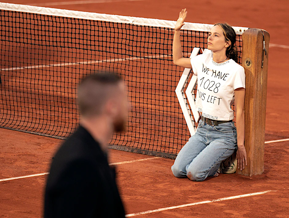Klimaaktivistin Alizée im stummen Protest auf dem Tennisfeld