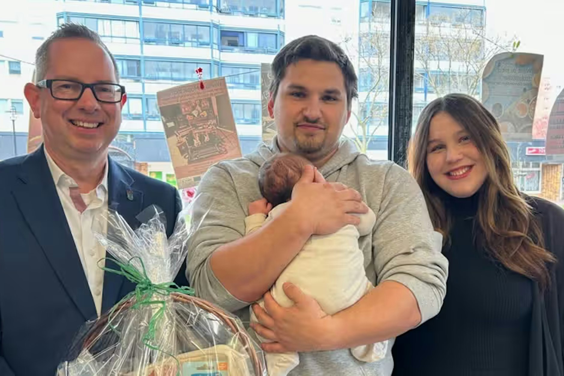 Der Bezirksbürgermeister von Treptow-Köpenick Oliver Igel (SPD) trifft in Altglienicke Baby Nilo und seine Eltern.