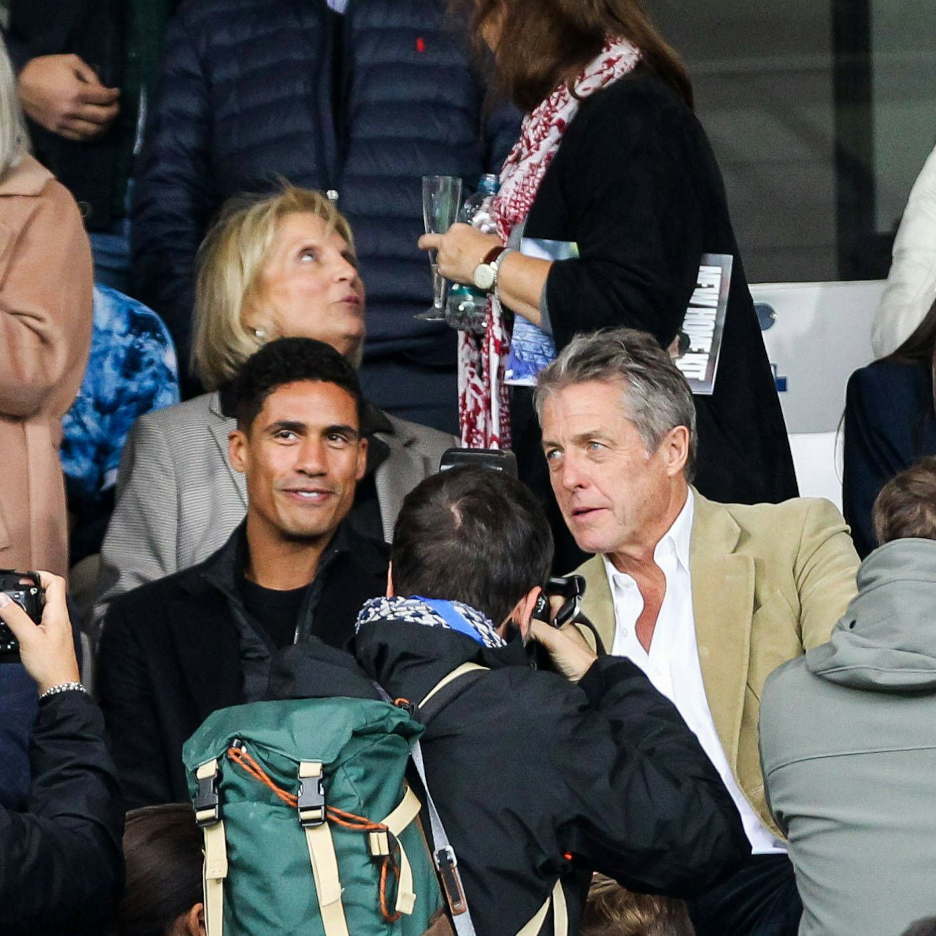 Schauspieler Hugh Grant auf der Tribüne bei Fußballklub Como 1907.