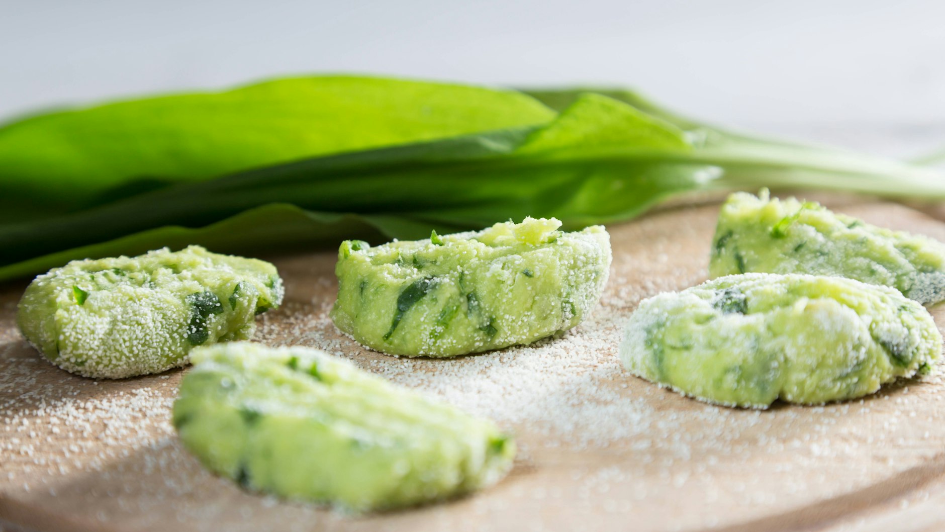 Die Bärlauch-Gnocchi müssen schön flachgepresst werden.