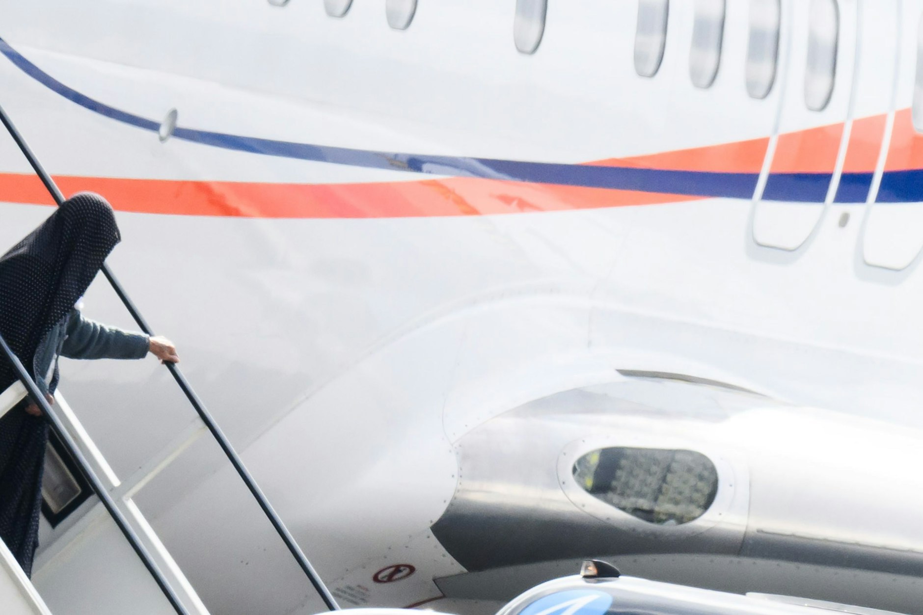 Ein Flugzeug mit Afghanen kommt am Flughafen Hannover an