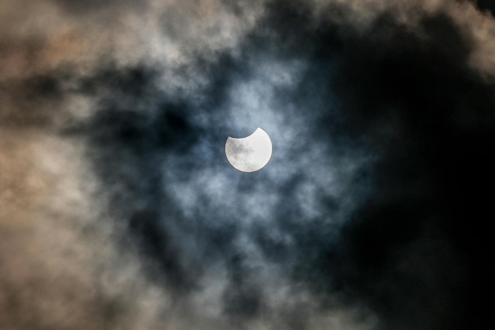 Der Mond schiebt sich bei einer partiellen Sonnenfinsternis vor die Sonne.