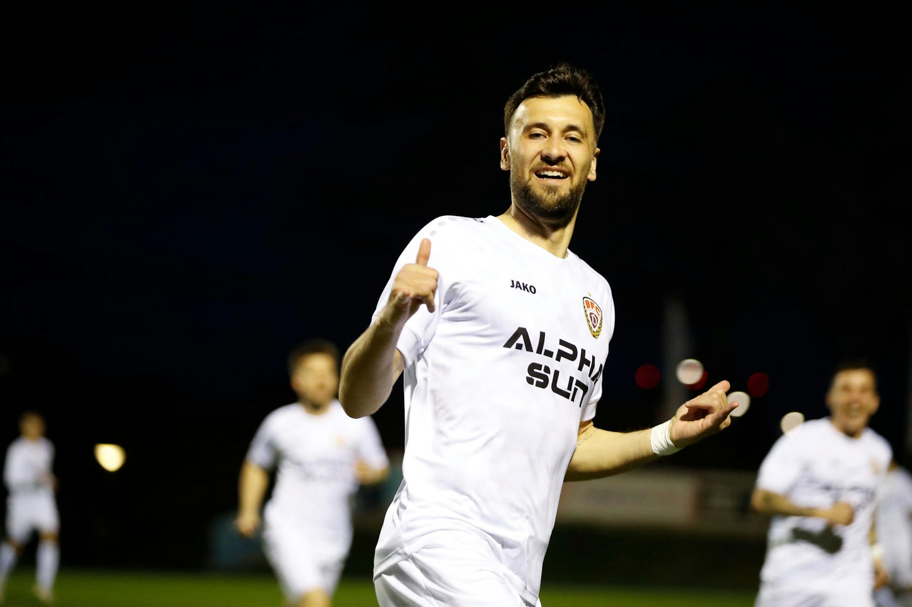 Dynamo-Stürmer Rufat Dadashov feiert sein Tor zum 1:0 bei Hertha Zehlendorf.