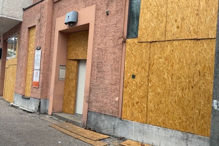 Durch die Explosion wurden Hausfassaden und Fenster beschädigt