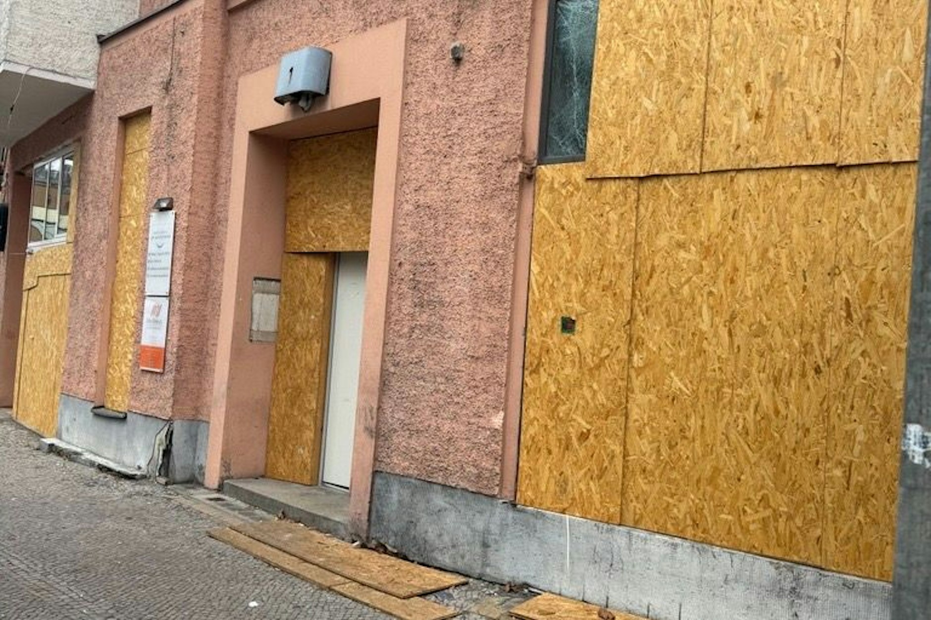  Durch die Explosion wurden Hausfassaden und Fenster beschädigt