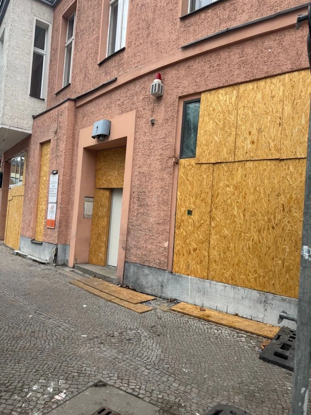 Drei Monate nach dem Kugelbomben-Anschlag gleicht das Haus einer Ruine: Mieter sind entsetzt