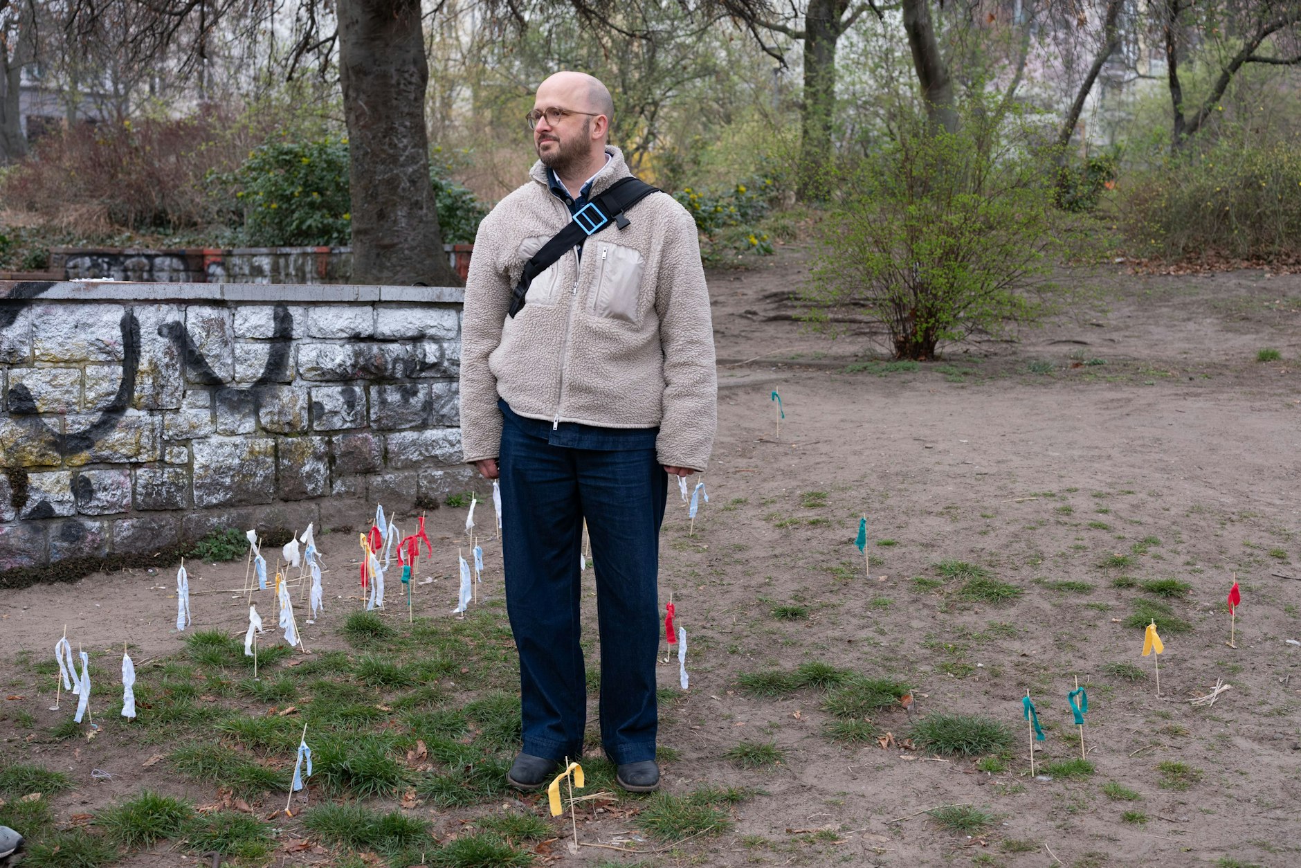 Bezirksstadtrat Christopher Schriner inmitten der ersten Müll-Markierungen.