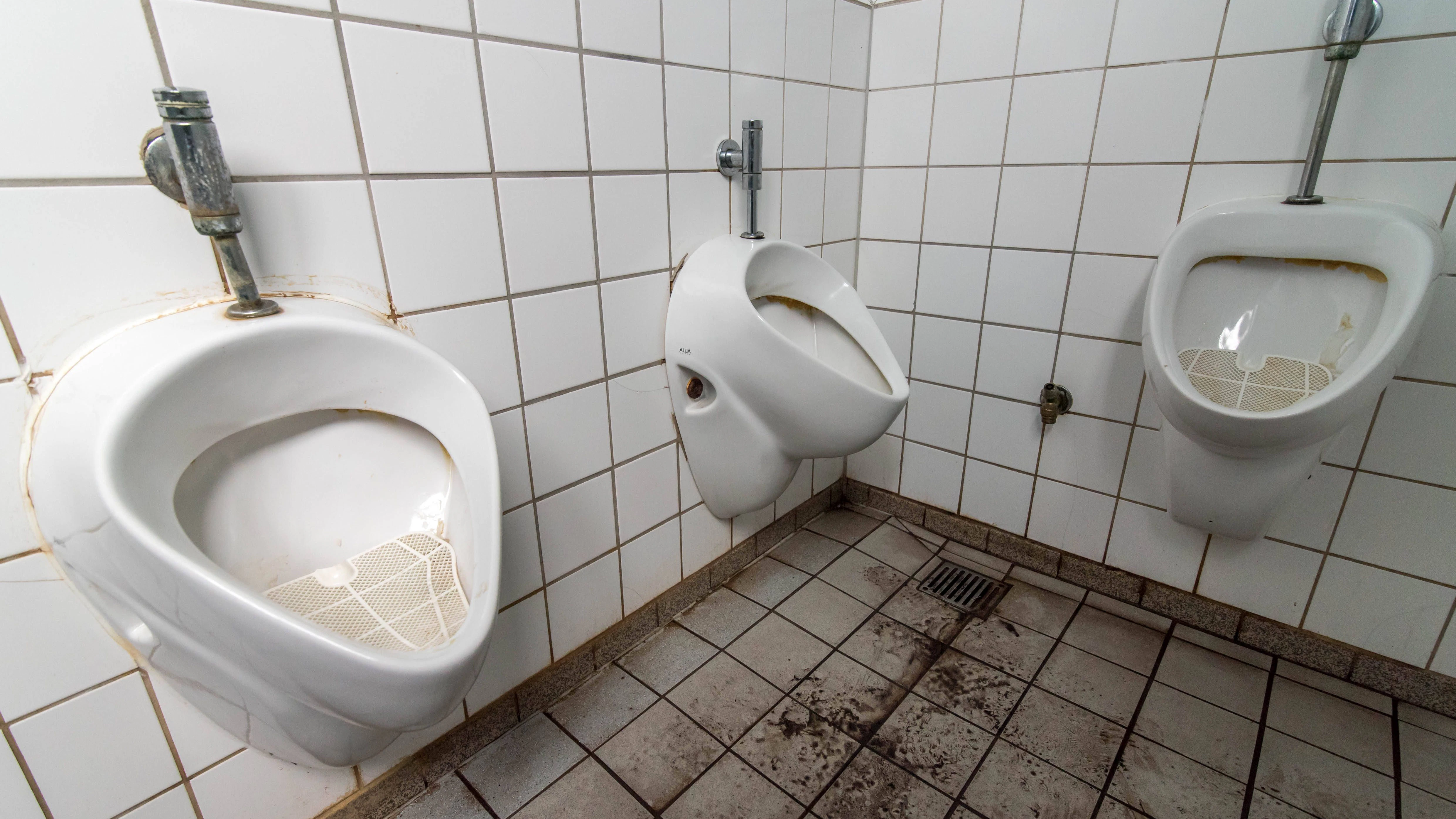 So dreckig sind Berlins Schulklos. 
