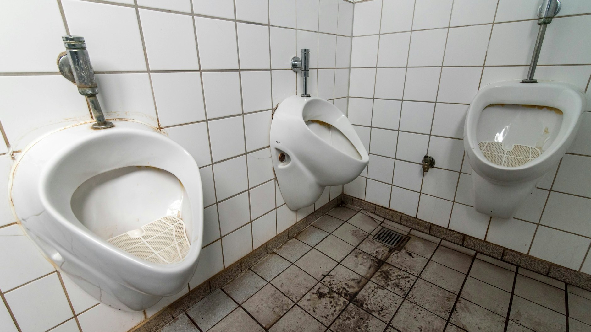 So dreckig sind Berlins Schulklos. 