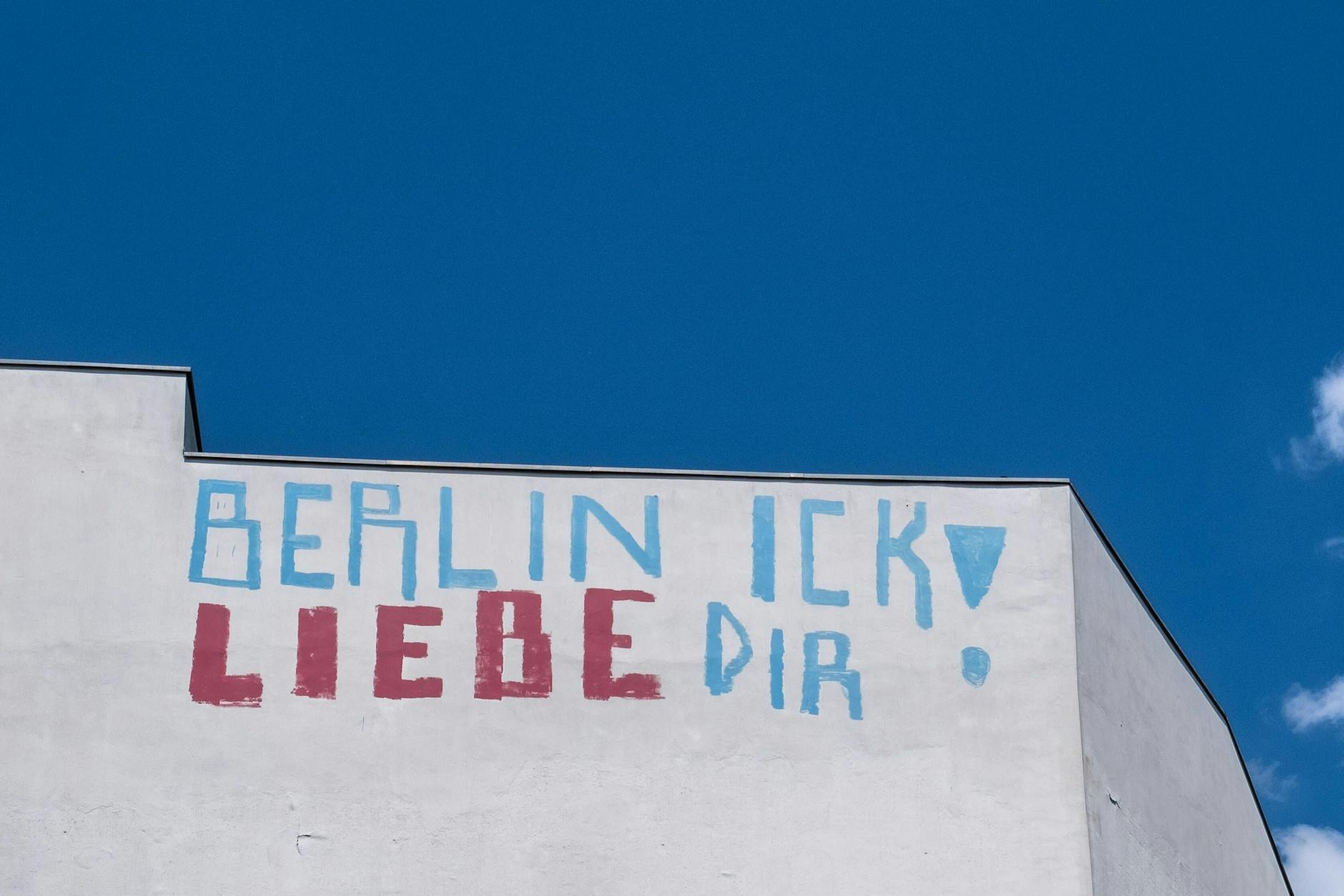 Berlin ist für seine besprühten Hausfassaden bekannt: In Lichtenberg wurden zahlreiche unerwünschte Graffiti entfernt.