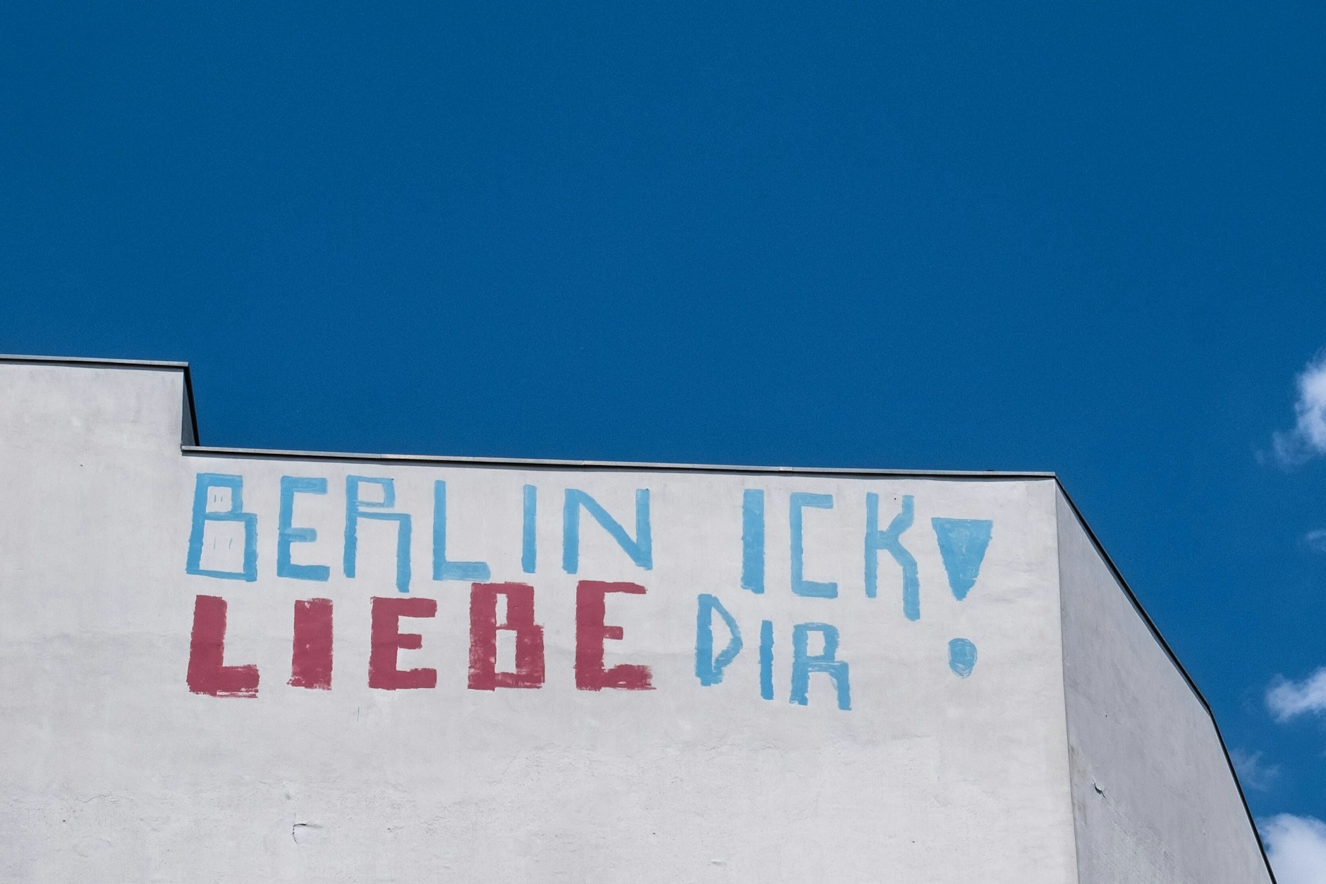 Berlin ist für seine besprühten Hausfassaden bekannt: In Lichtenberg wurden zahlreiche unerwünschte Graffiti entfernt.