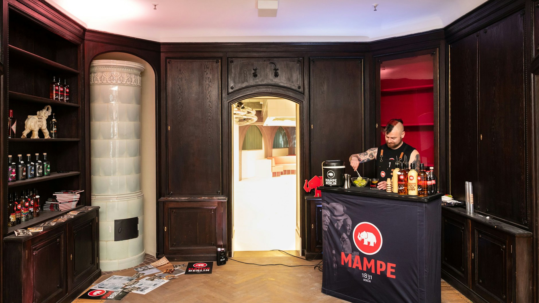 Danny Krüger, Leiter der Produktion bei Mampe, mixt einen Cola-Rum in Mampes Guter Stube am Ku'damm.