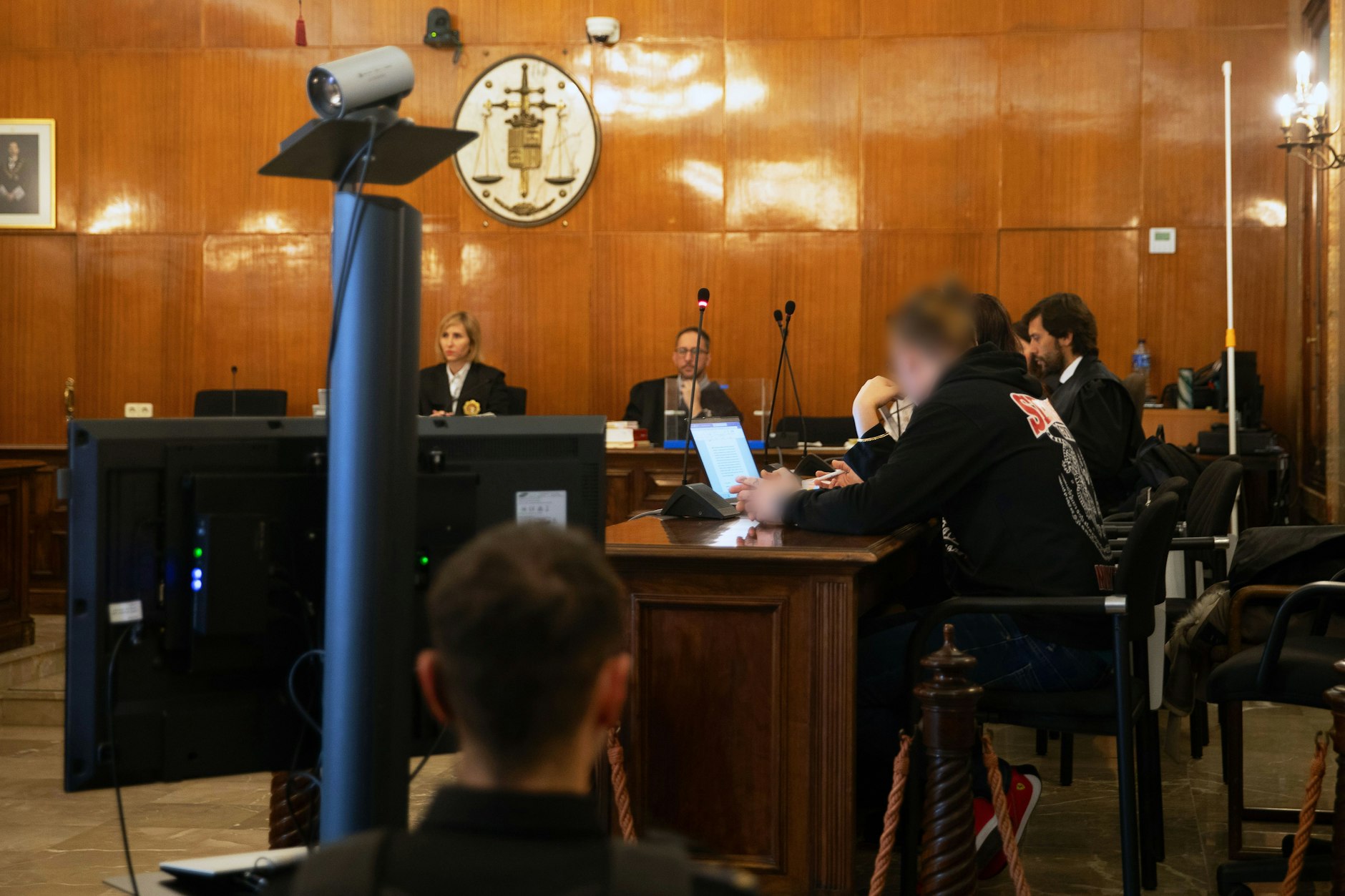 Der Angeklagte (vorne r.) sitzt zu Beginn des Prozesses wegen Mordes an einem Deutschen im Verhandlungssaal des Landgerichts in der InselhauptstadtPalma.